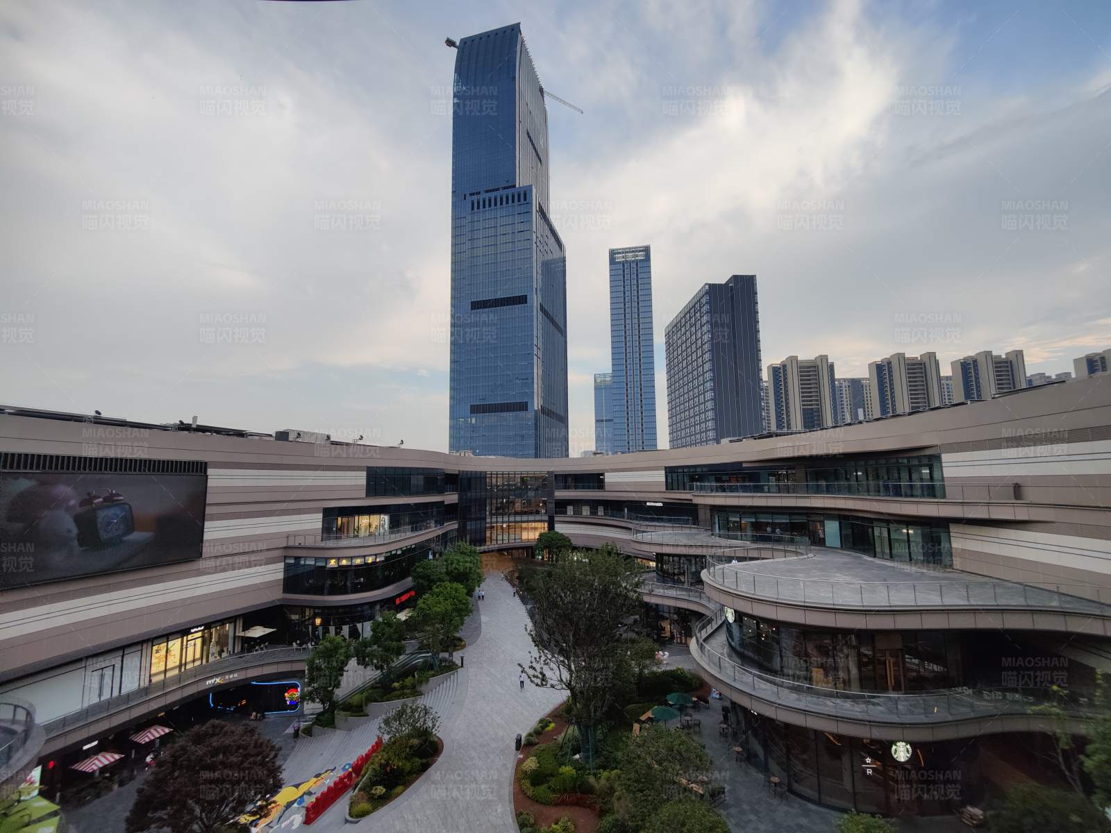 現(xiàn)代都市商業(yè)區(qū)