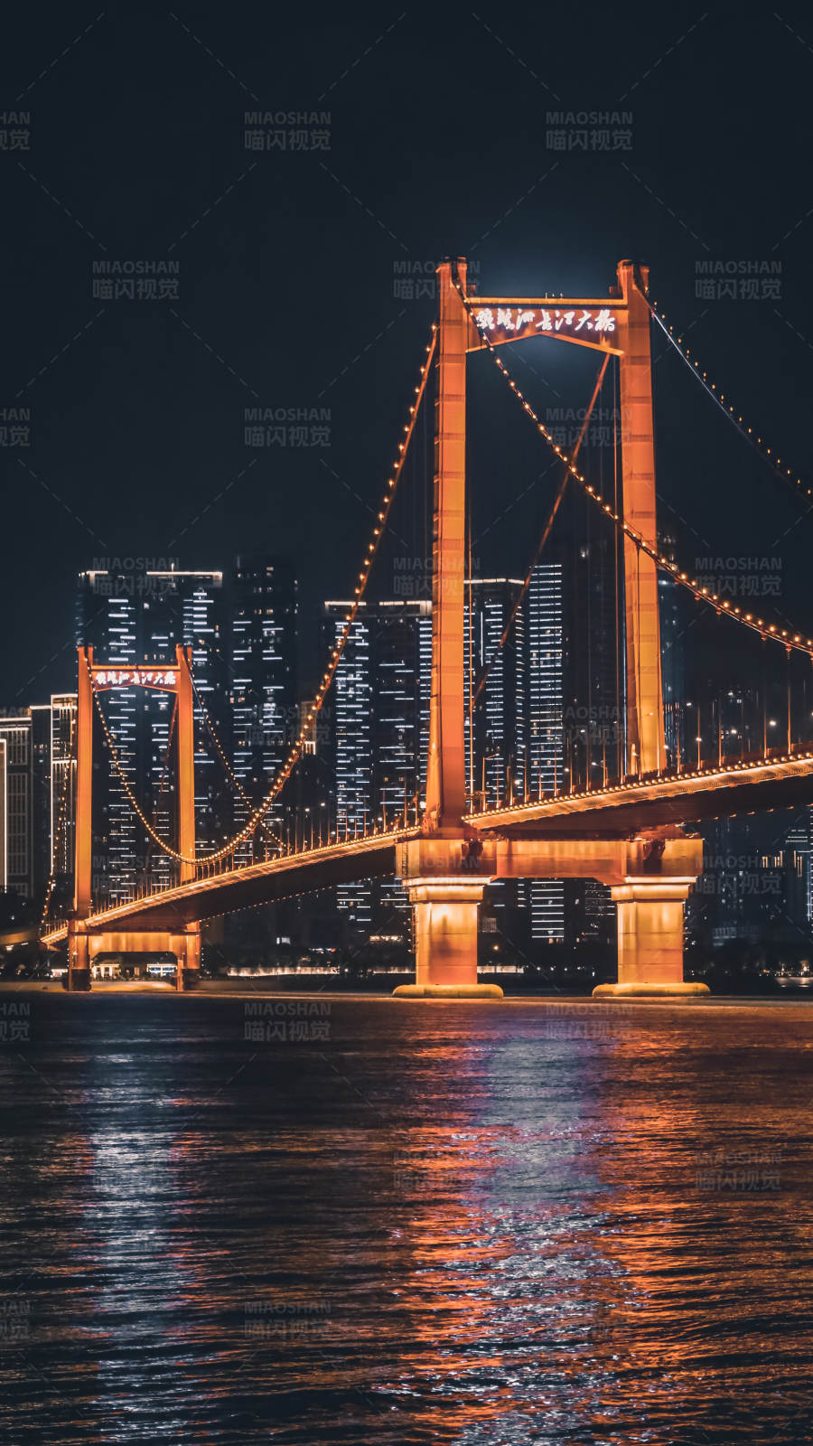 夜色中的城市橋梁
