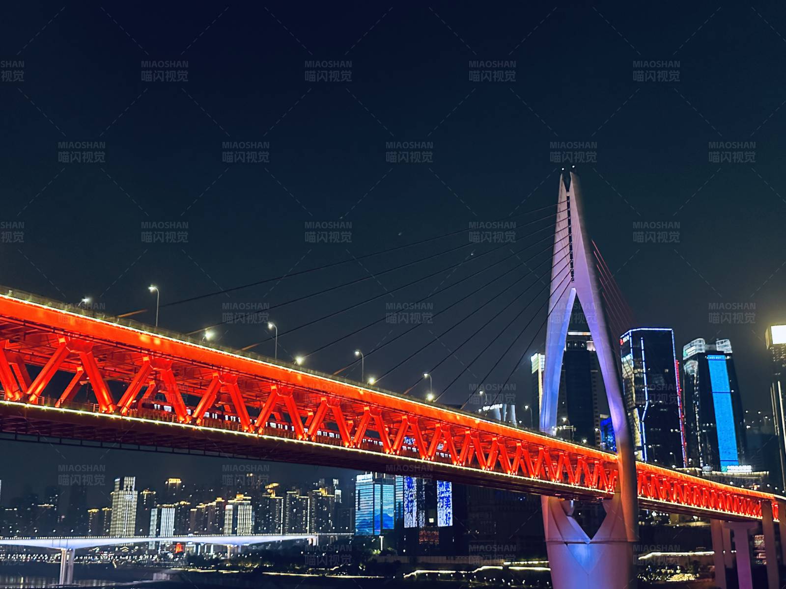 夜色中的城市橋梁