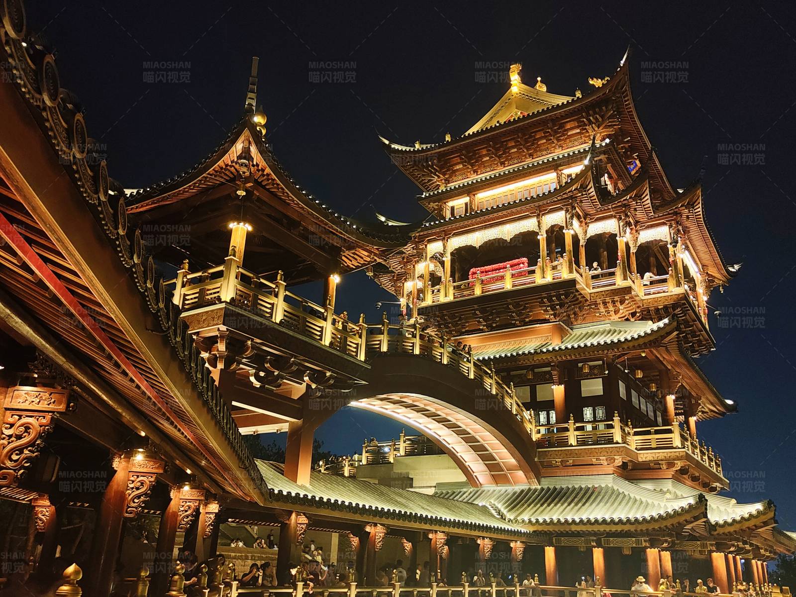 夜幕下的古建筑