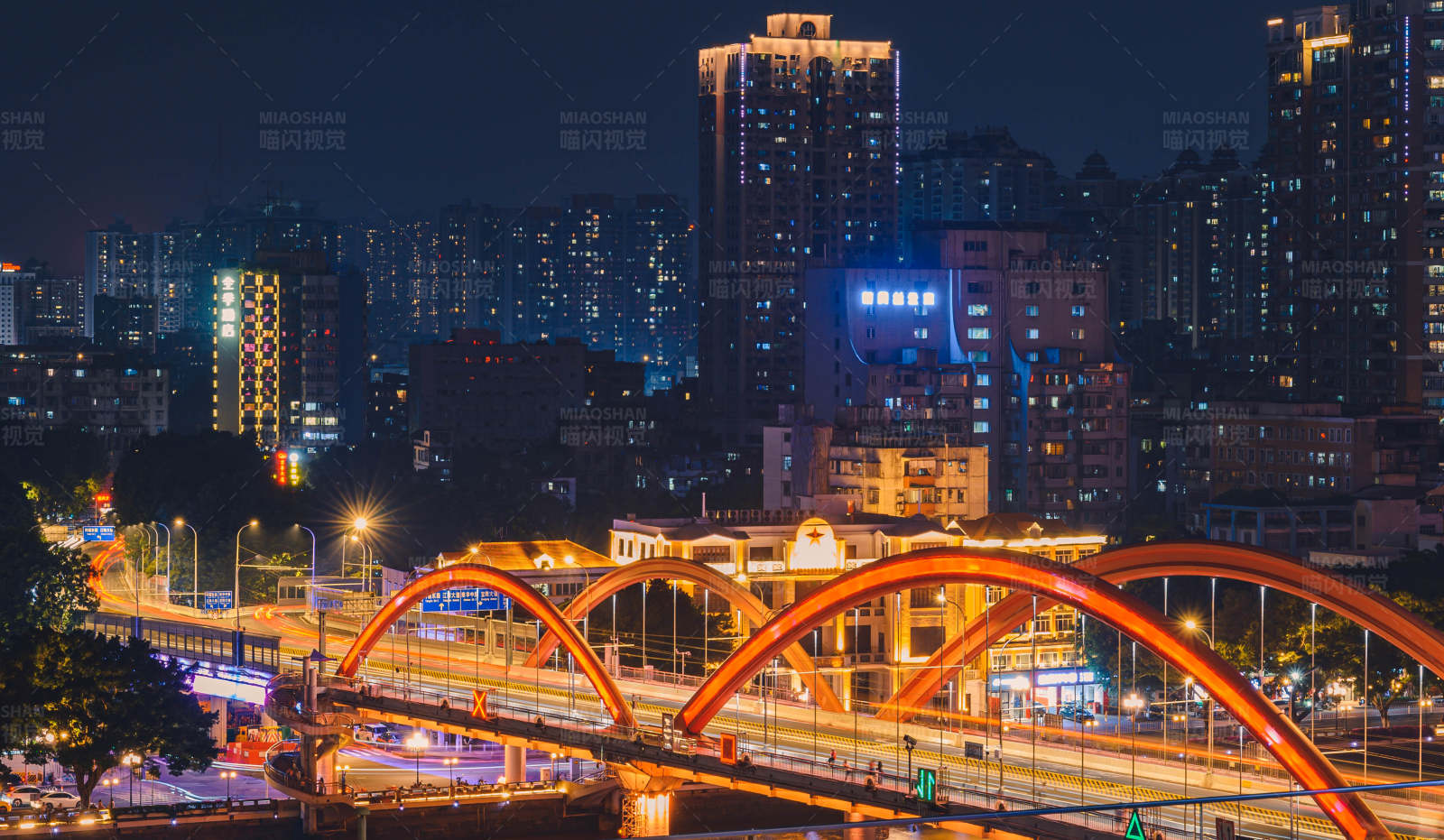 夜色下的城市橋梁
