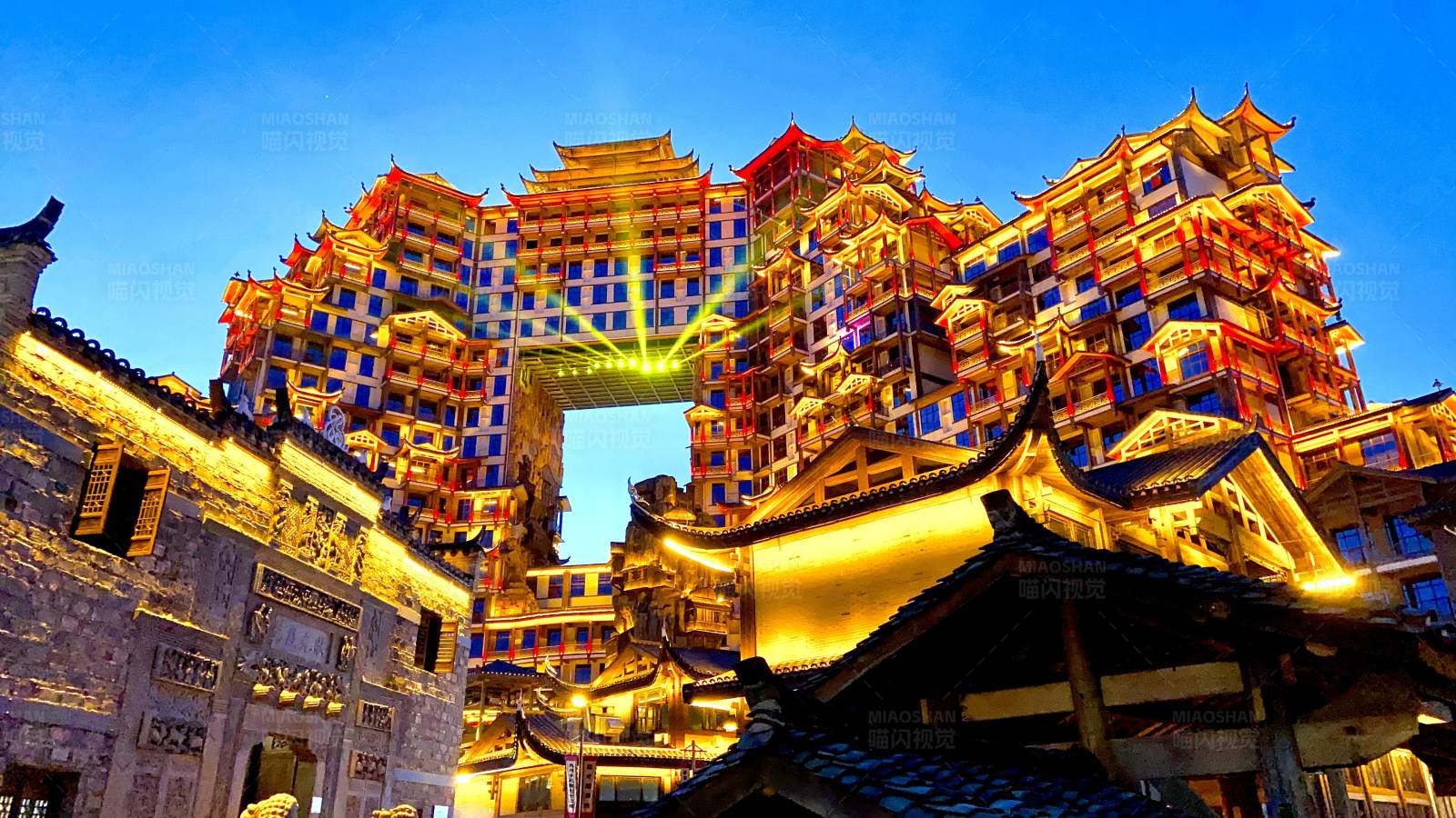 璀璨夜景中的72奇樓