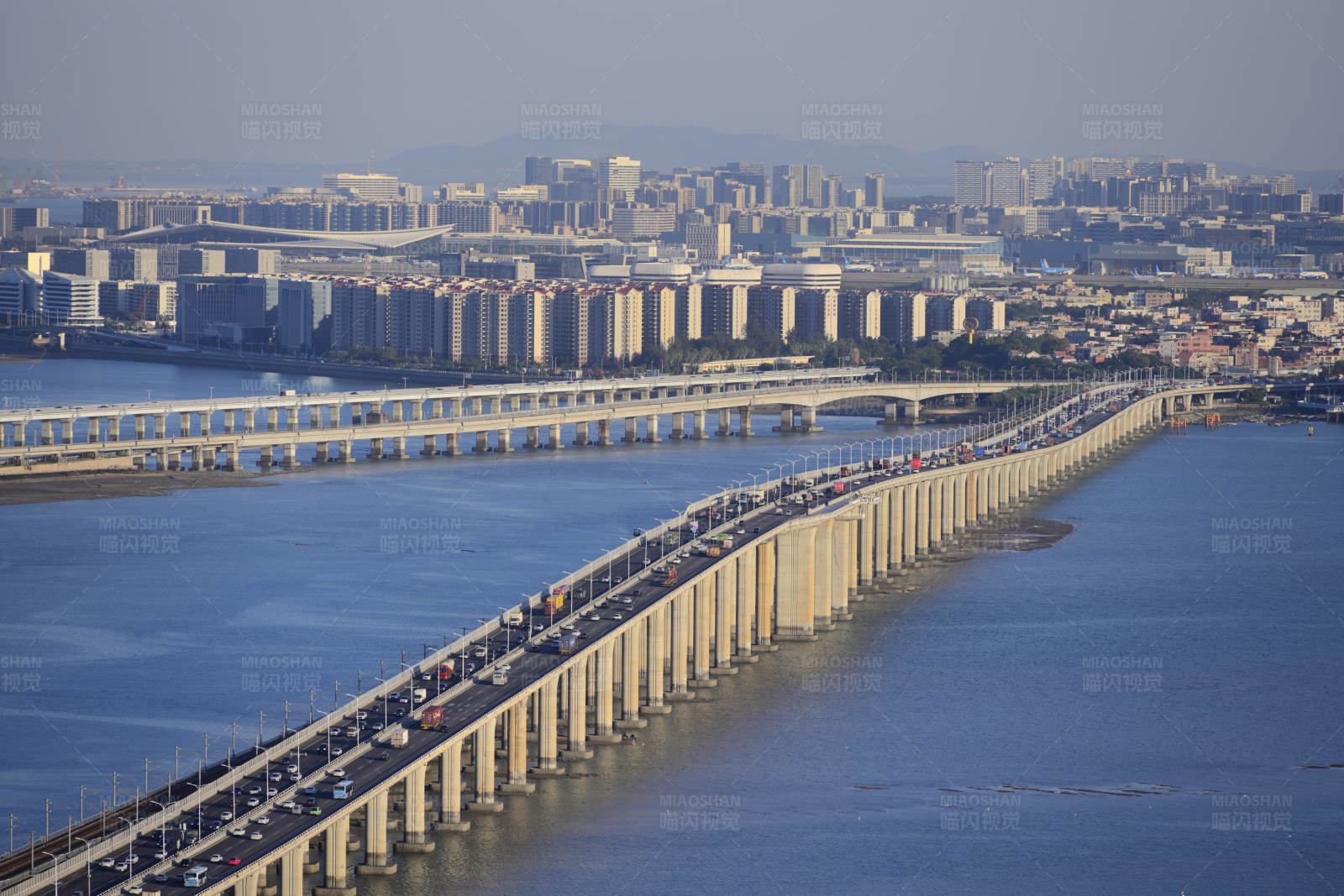 廈門跨海大橋車流繁忙