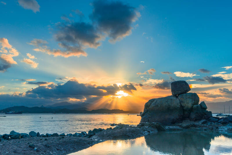 夕陽映照海巖