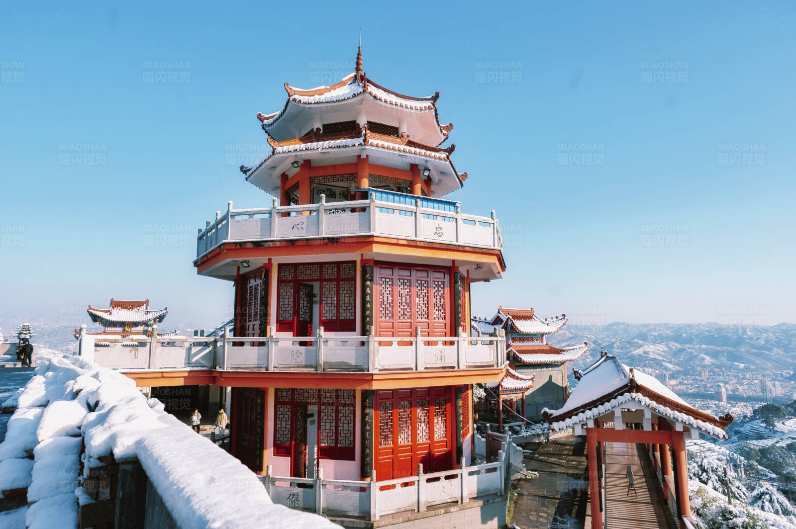 雪中古塔