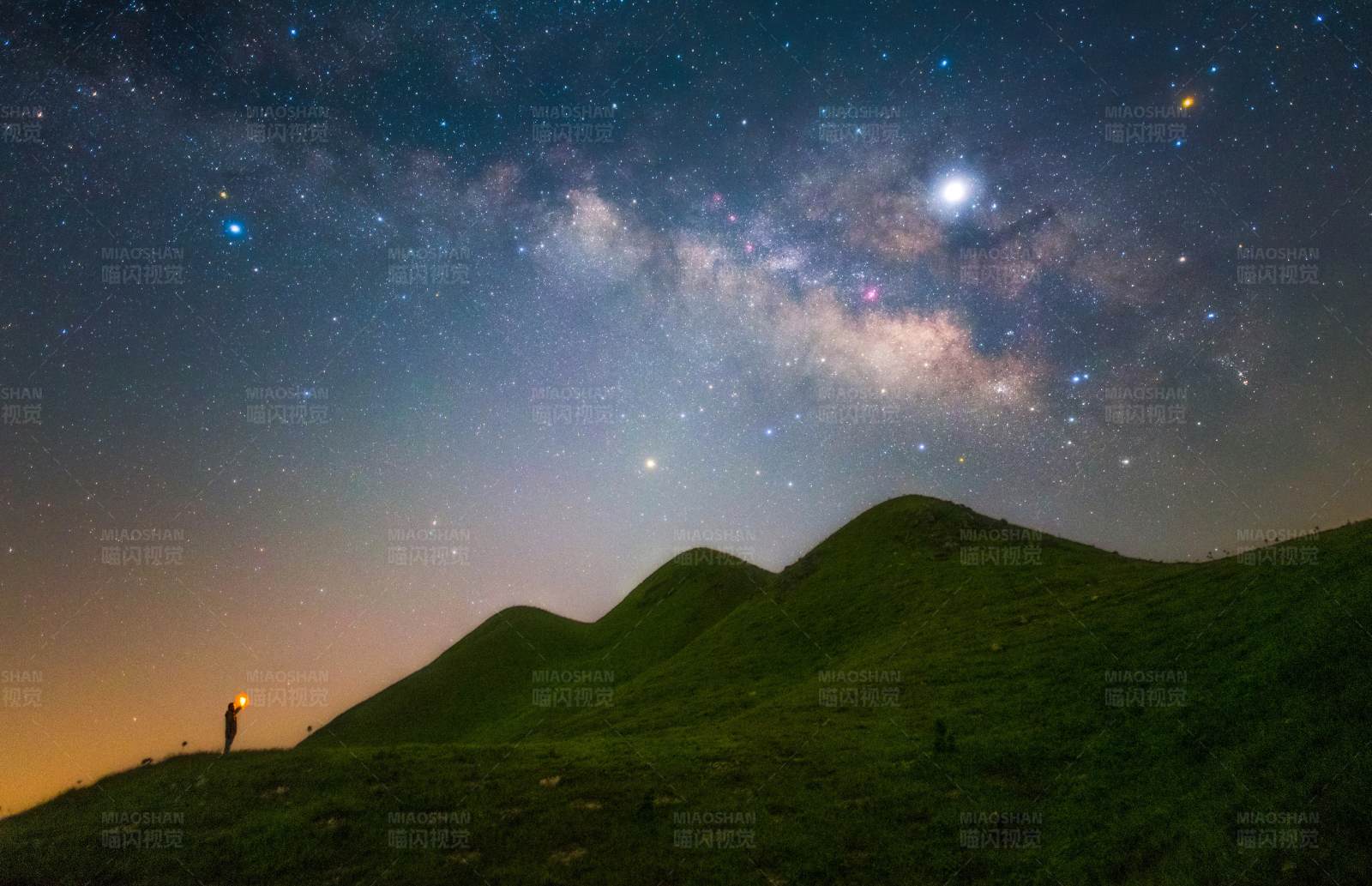 夜空下的山丘