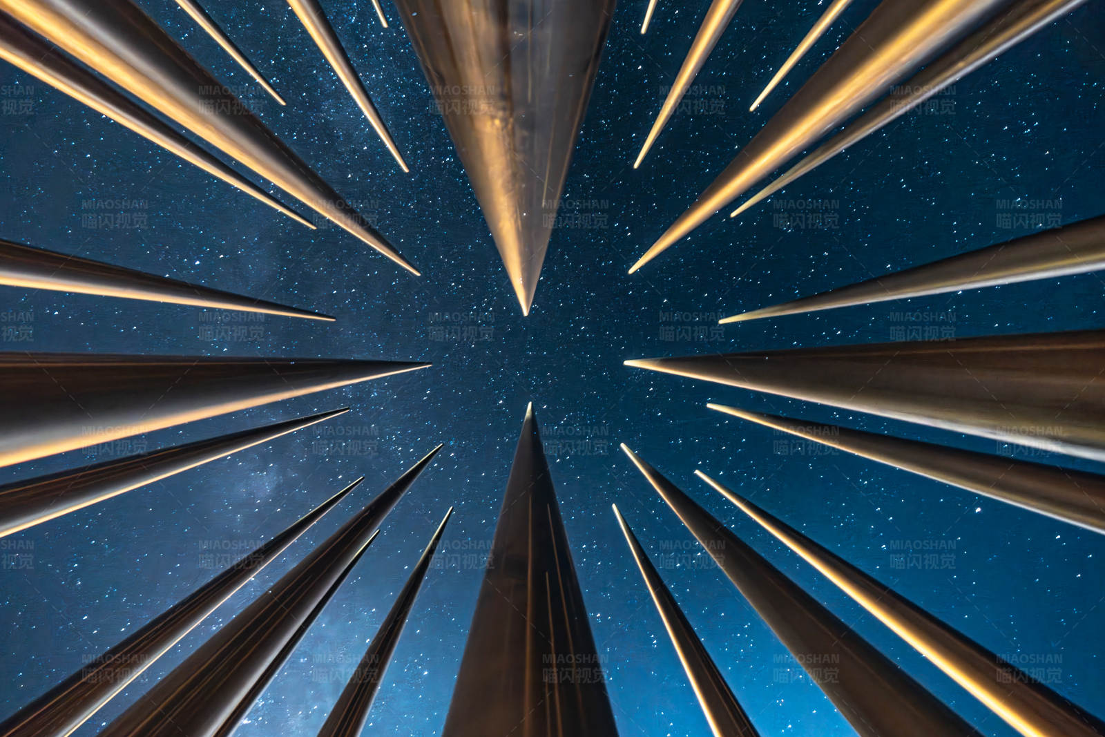 星空下的金屬尖塔