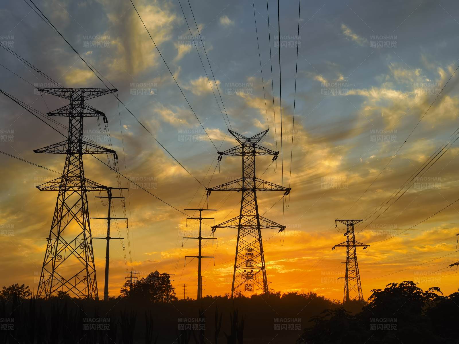 夕陽(yáng)下的電力線