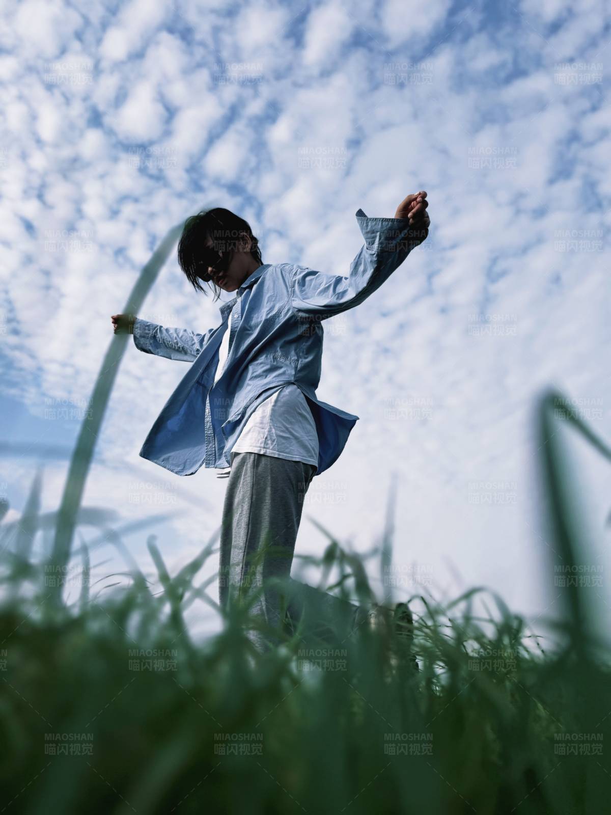 天空下的自由舞者