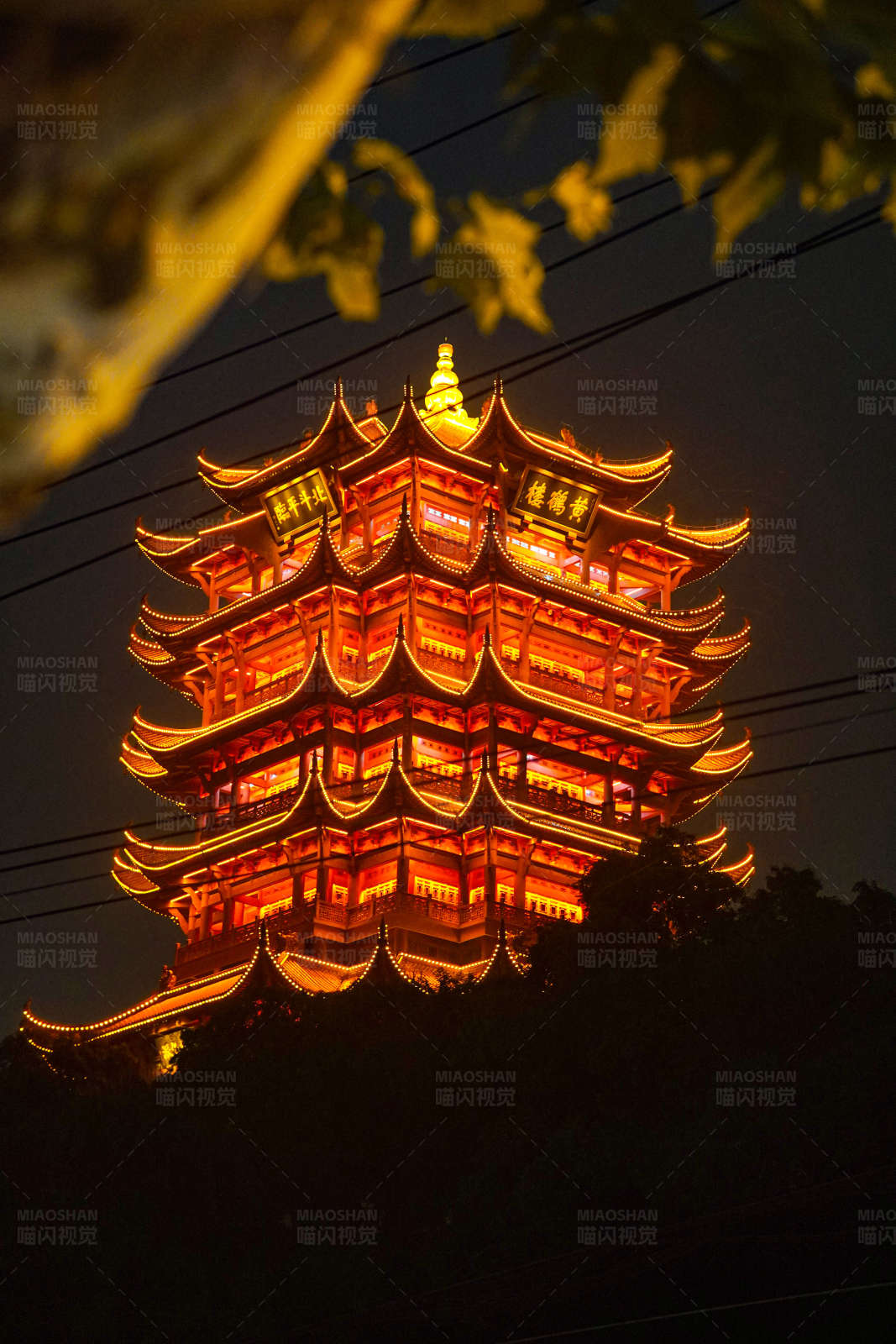 夜色中的金色寶塔