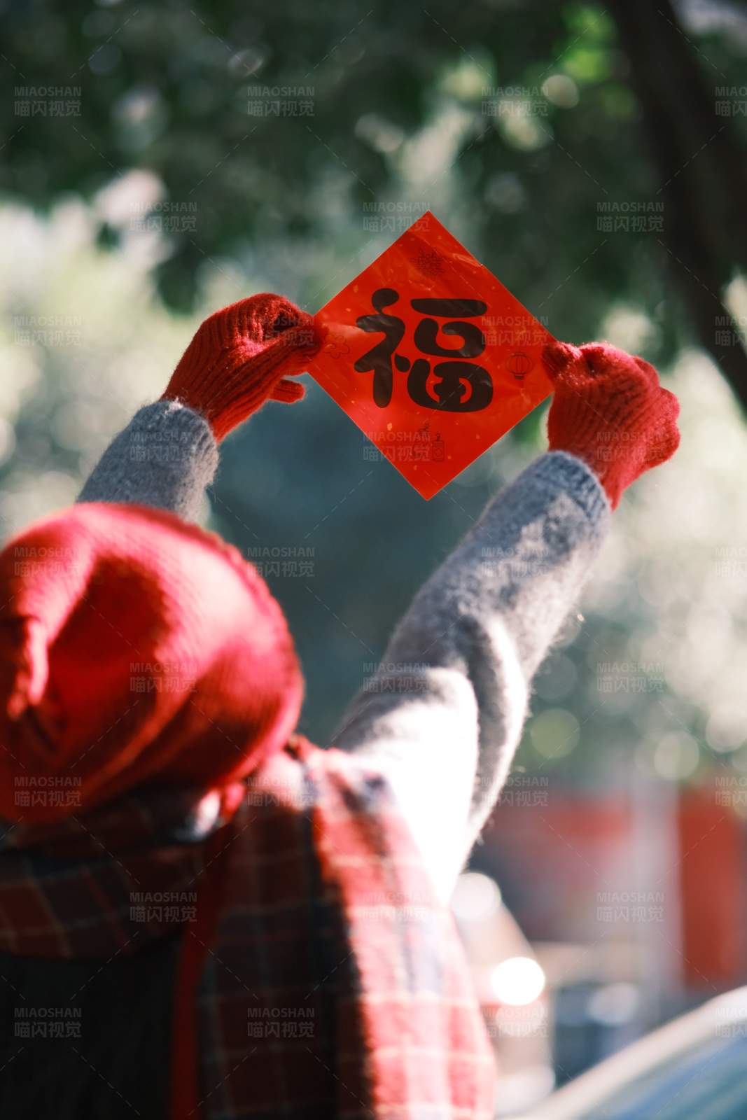 迎接福氣的紅衣人