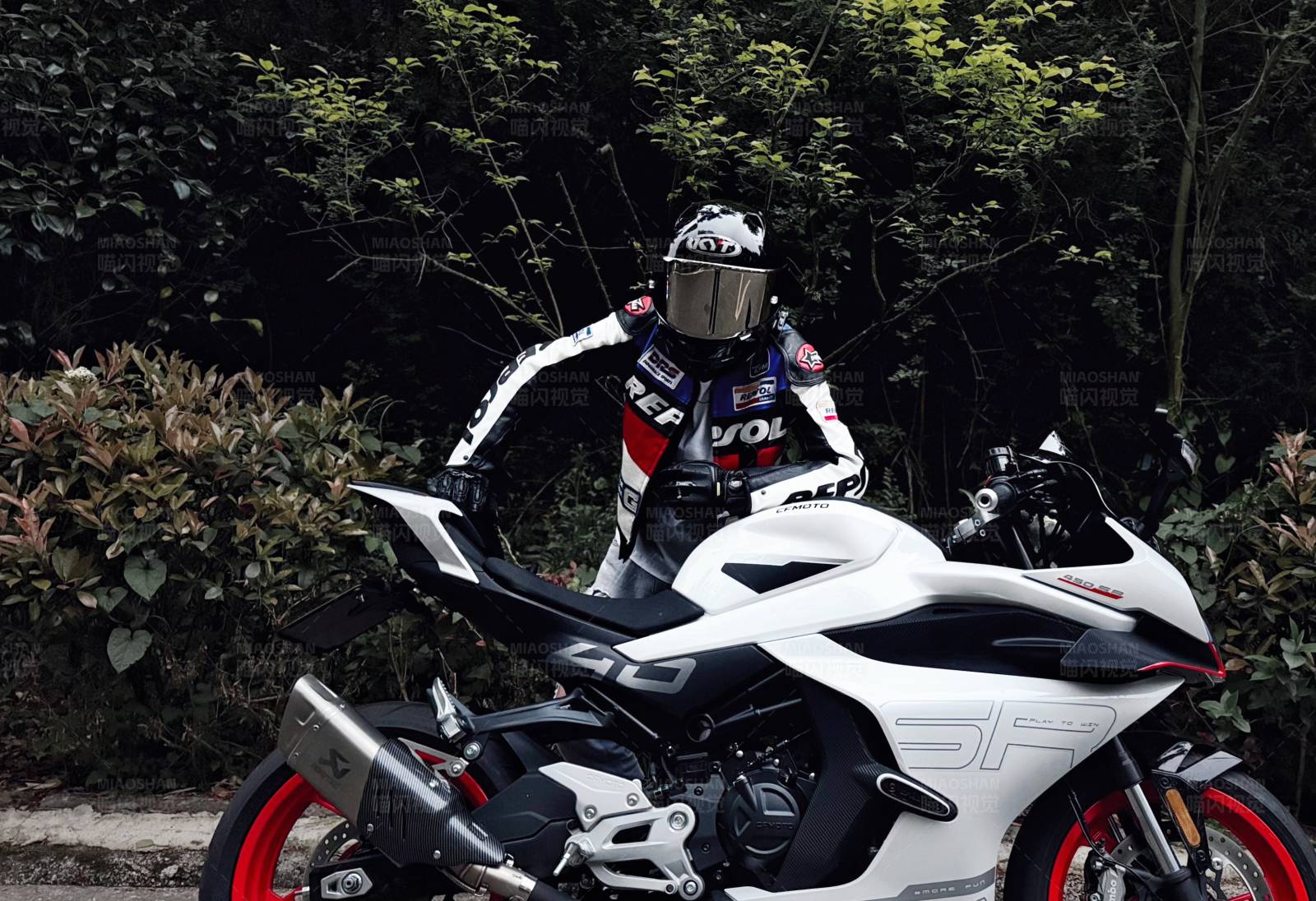 騎手與摩托車