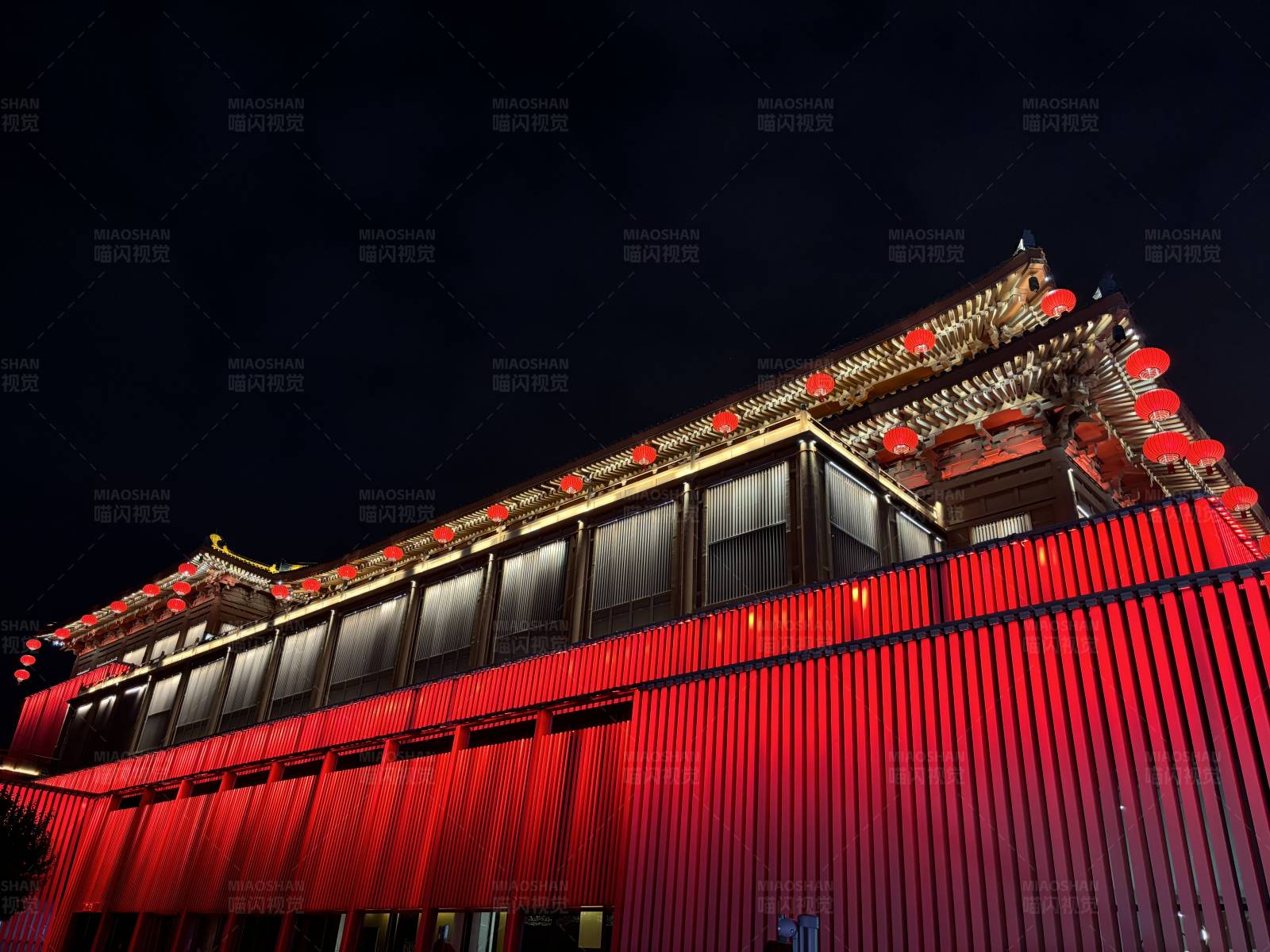 夜幕下的紅色建筑