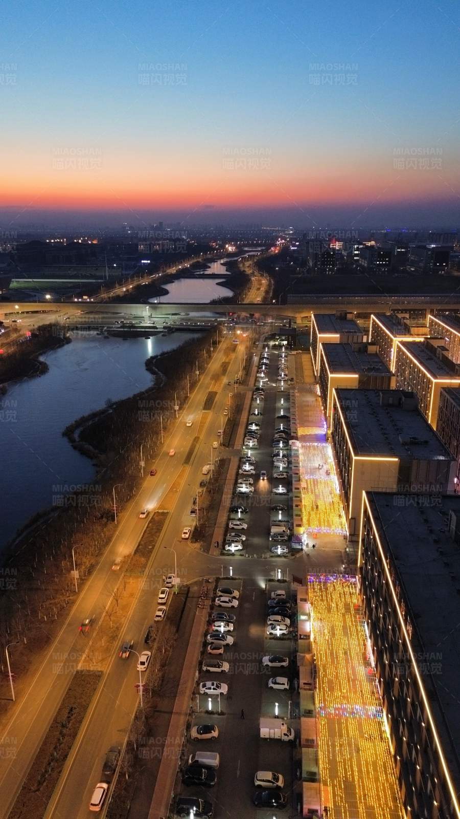 城市黃昏河邊夜景