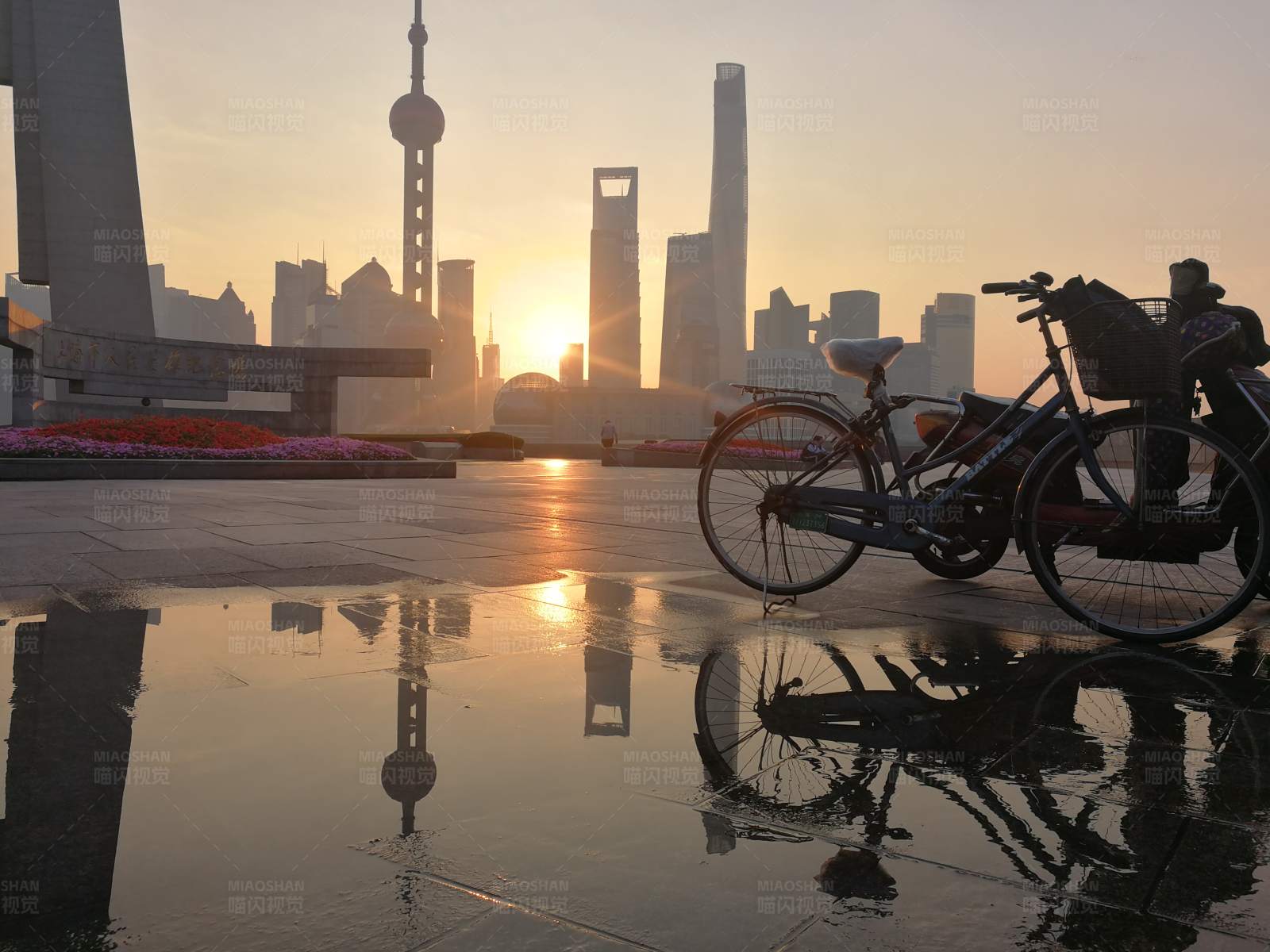 晨曦中的城市倒影