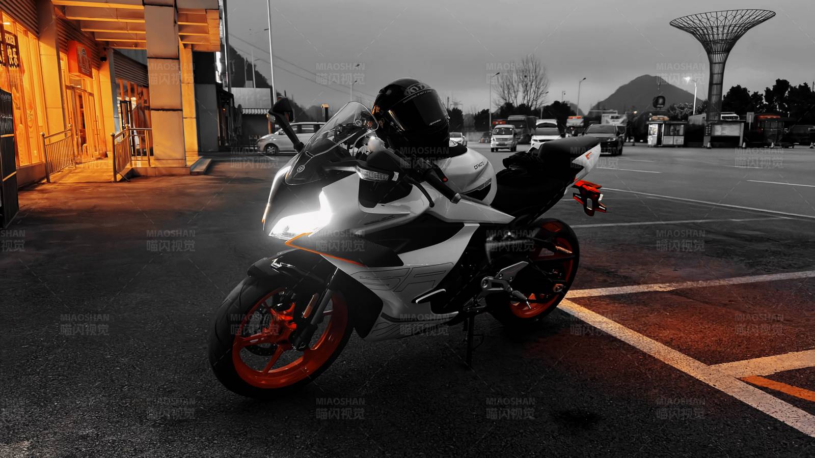 夜晚的摩托車