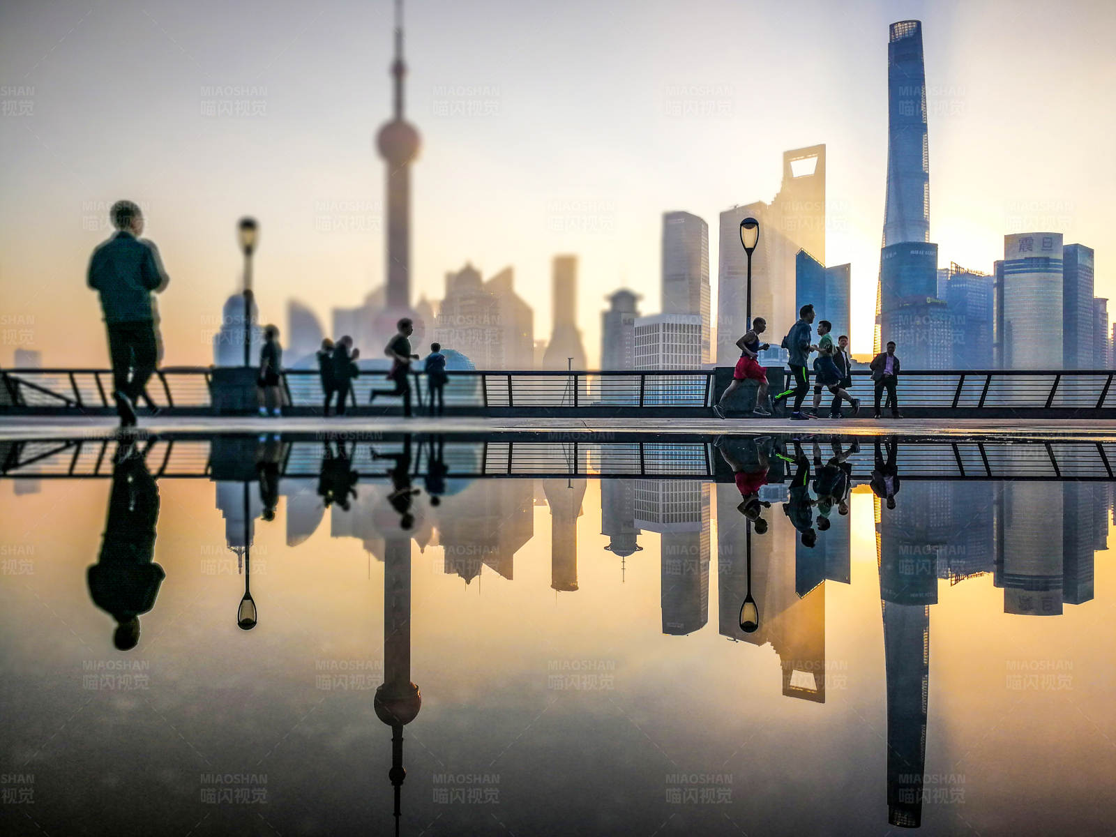 晨曦中的城市倒影