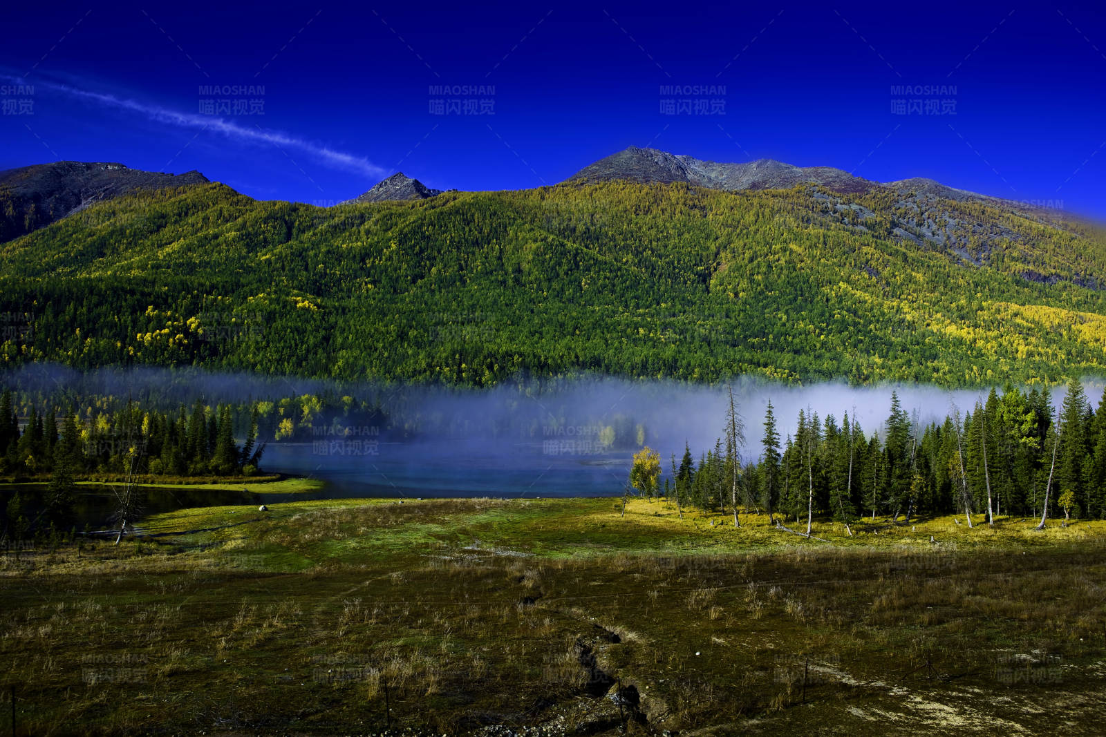 秋日山湖美景 (新疆喀納斯)