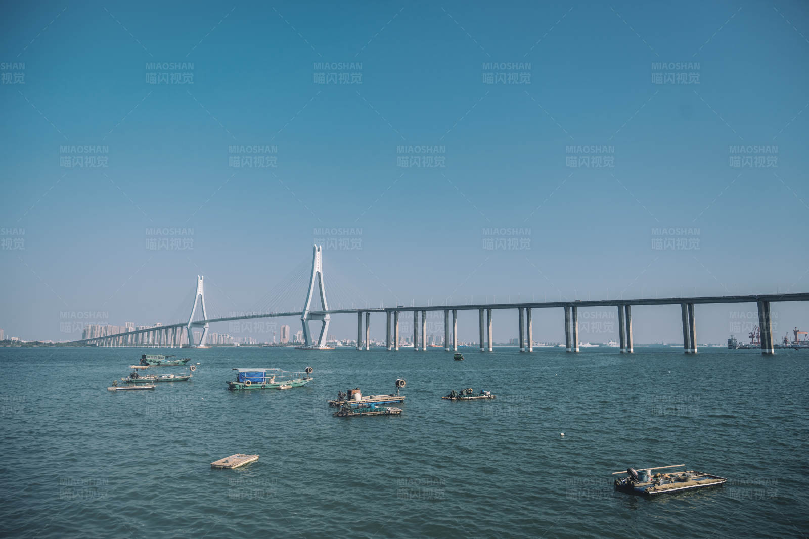 海天一色 橋連兩岸