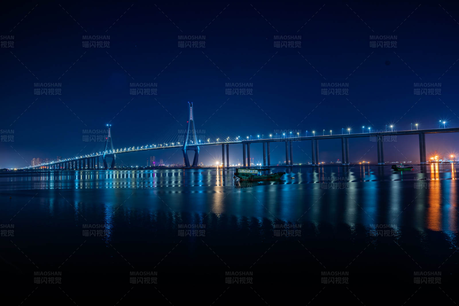 夜色中的跨海大橋