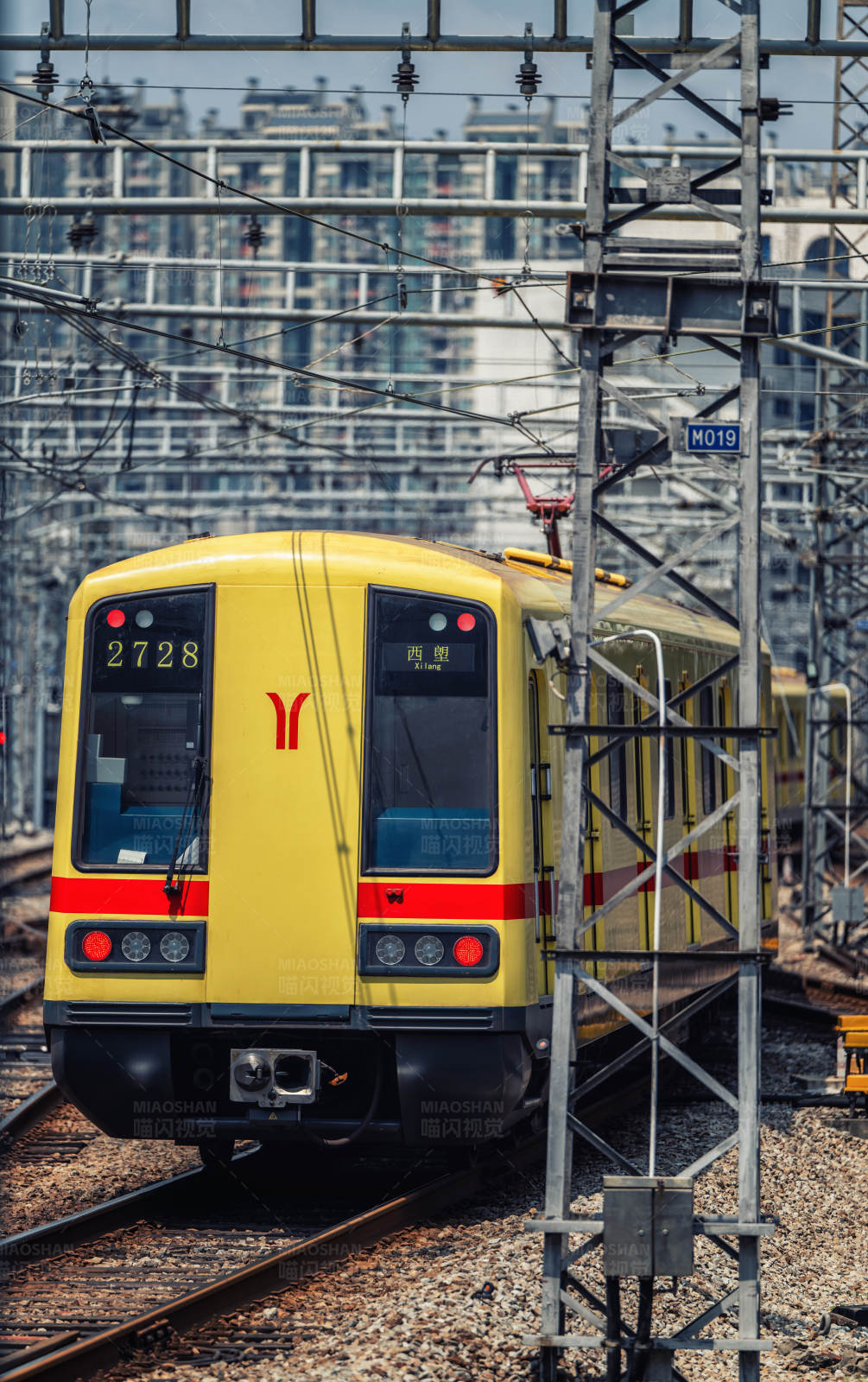 黃色列車進站瞬間