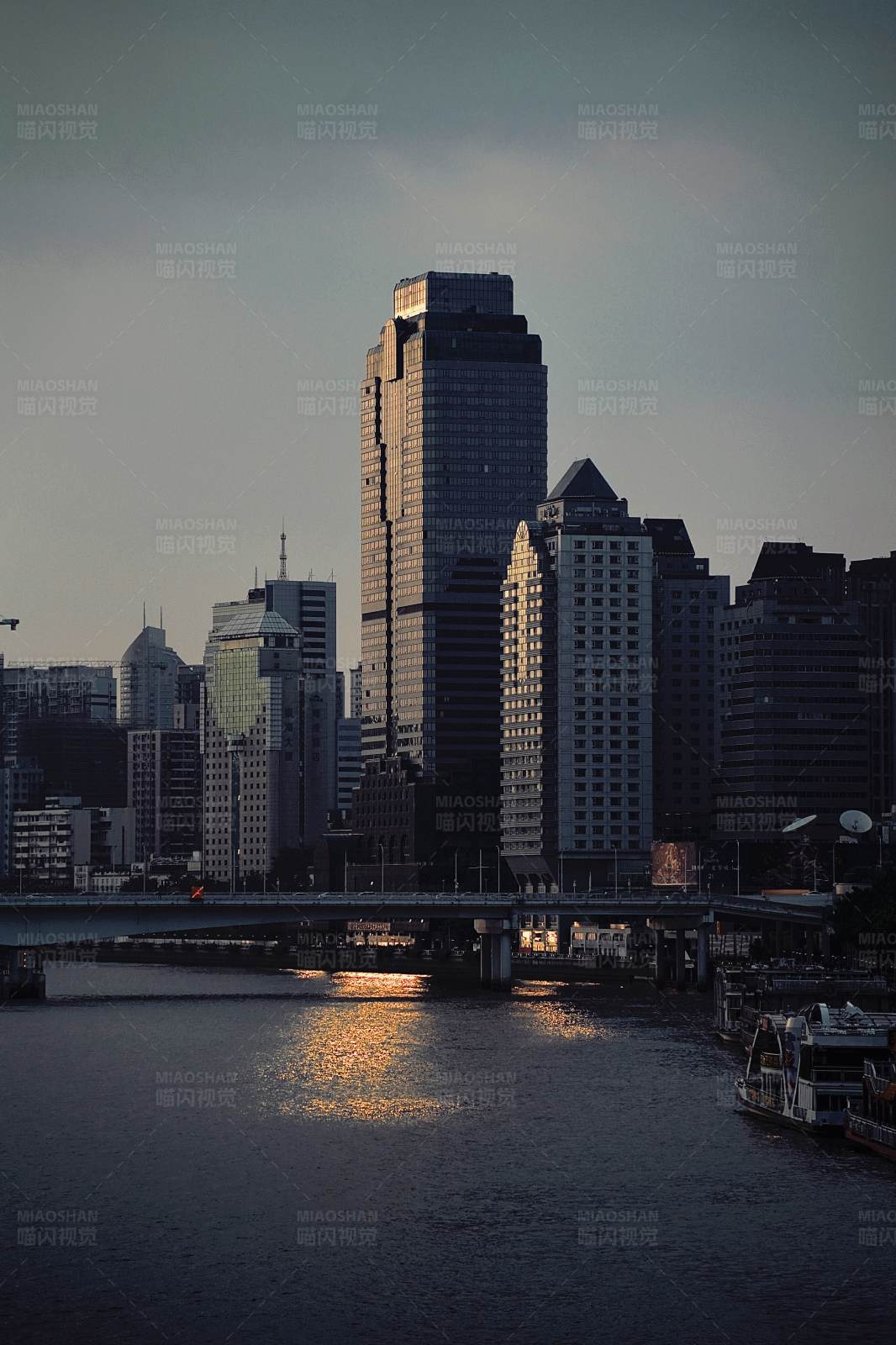 城市黃昏水岸天際線香港