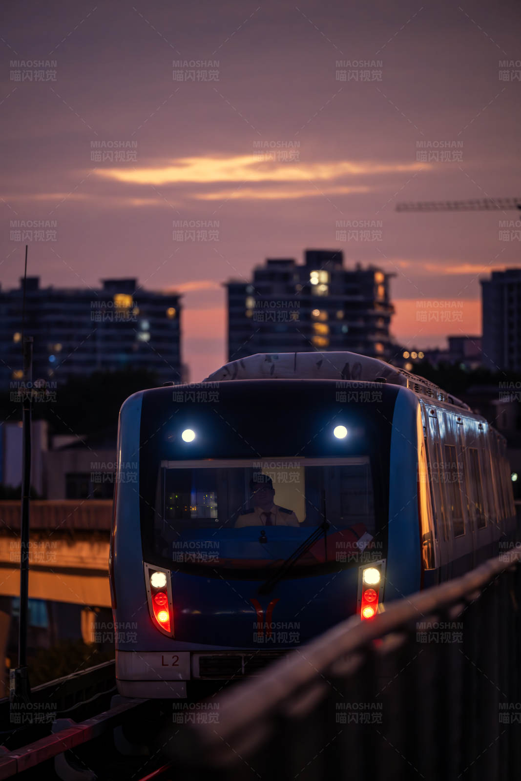 黃昏時分的地鐵列車