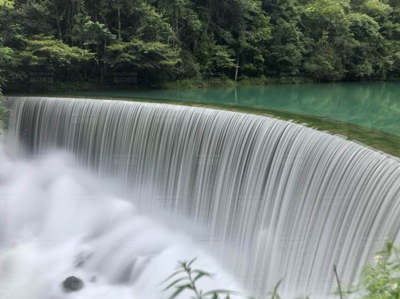 森林瀑布