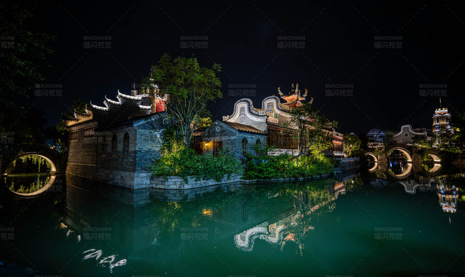 夜色中的古橋與建筑