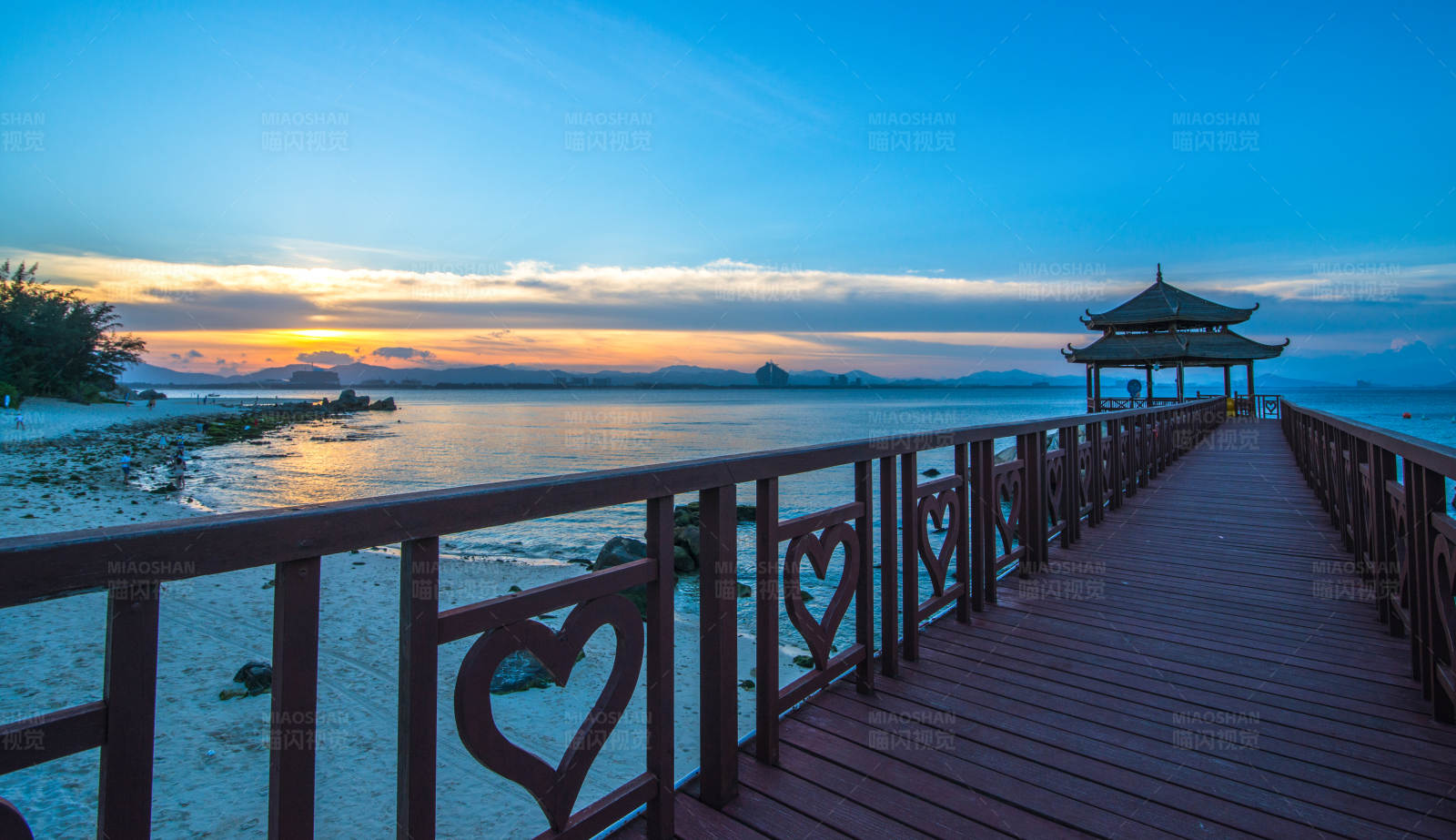 海邊涼亭夕陽美景