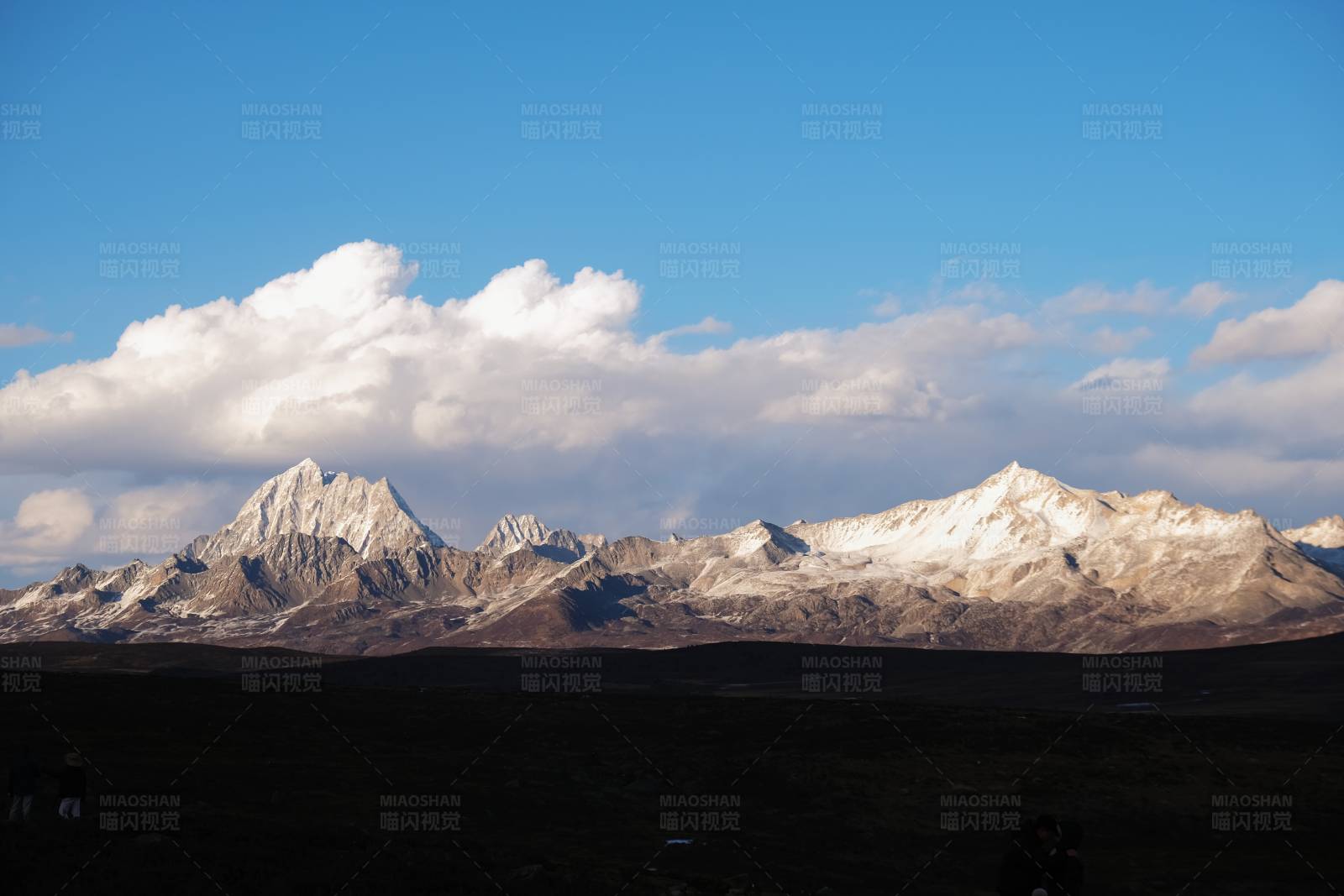 雪山云影