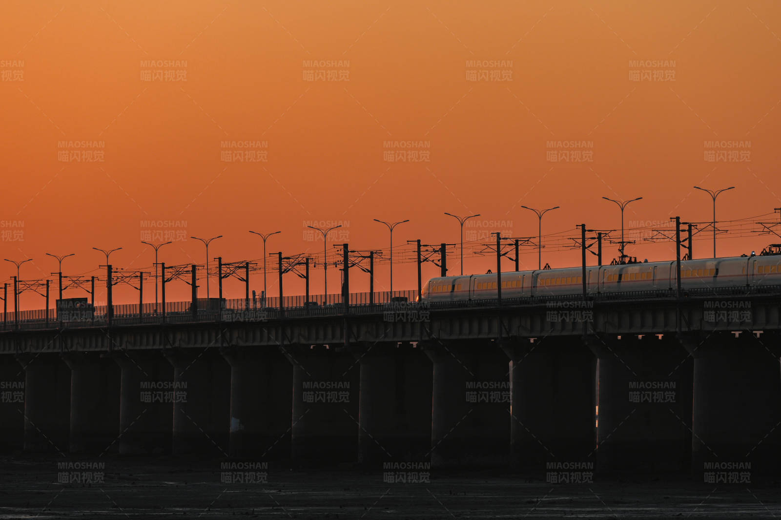 夕陽下的高架橋