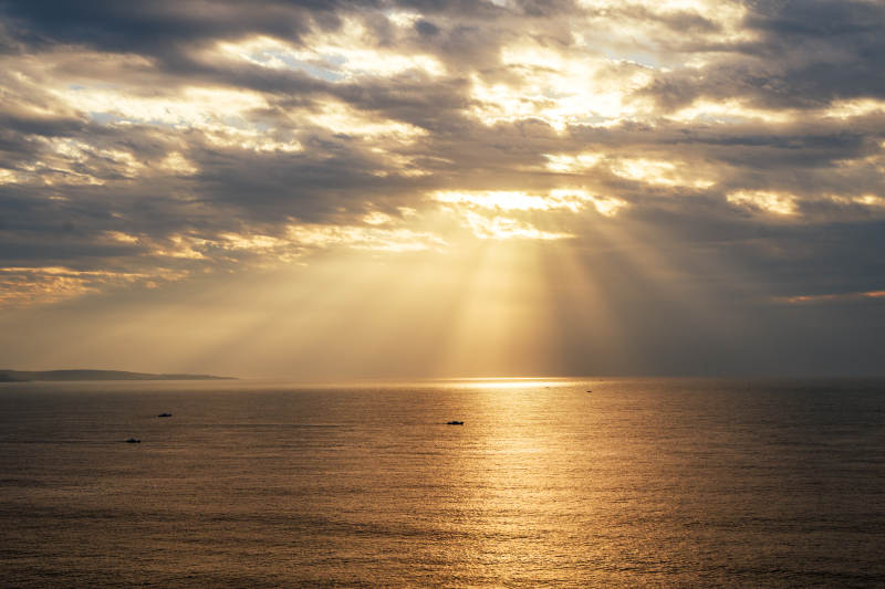 海上夕陽 云間光輝