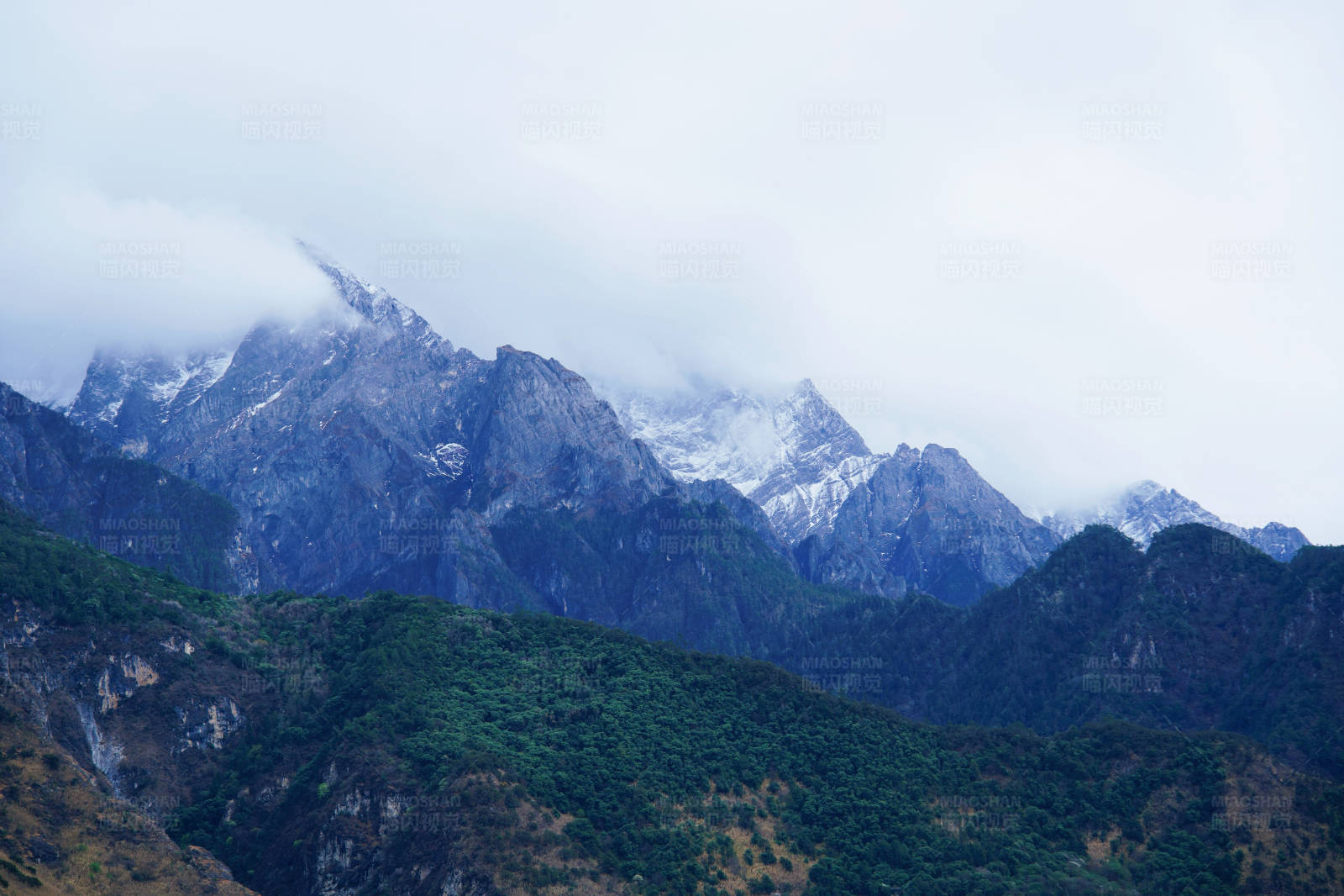 云霧繚繞的雪山