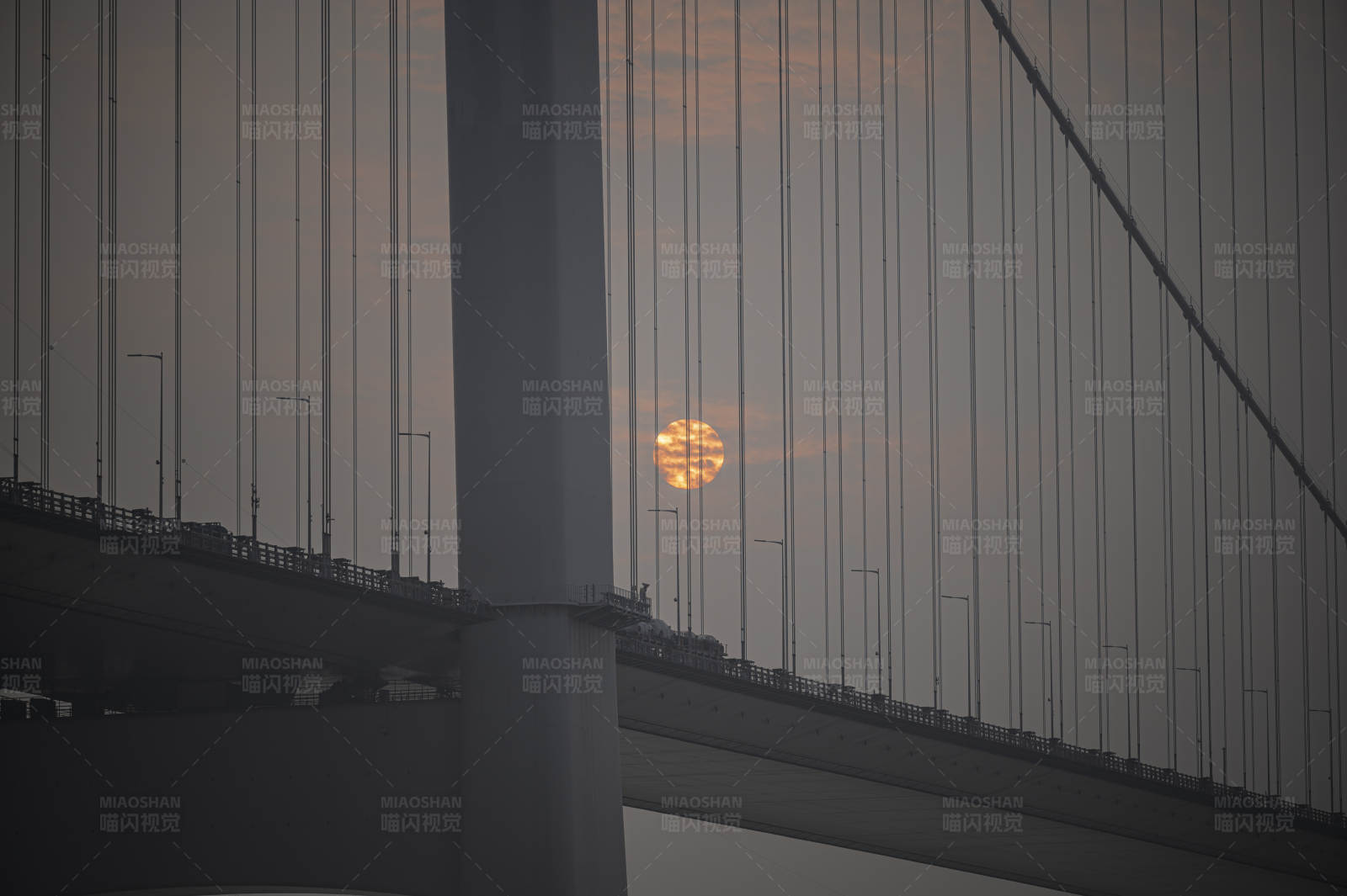 夕陽下的橋梁剪影