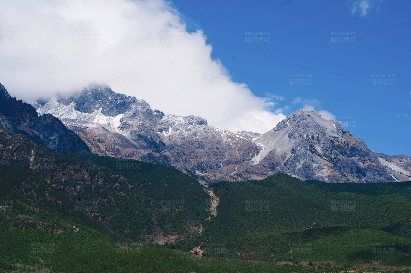 雪山云霧