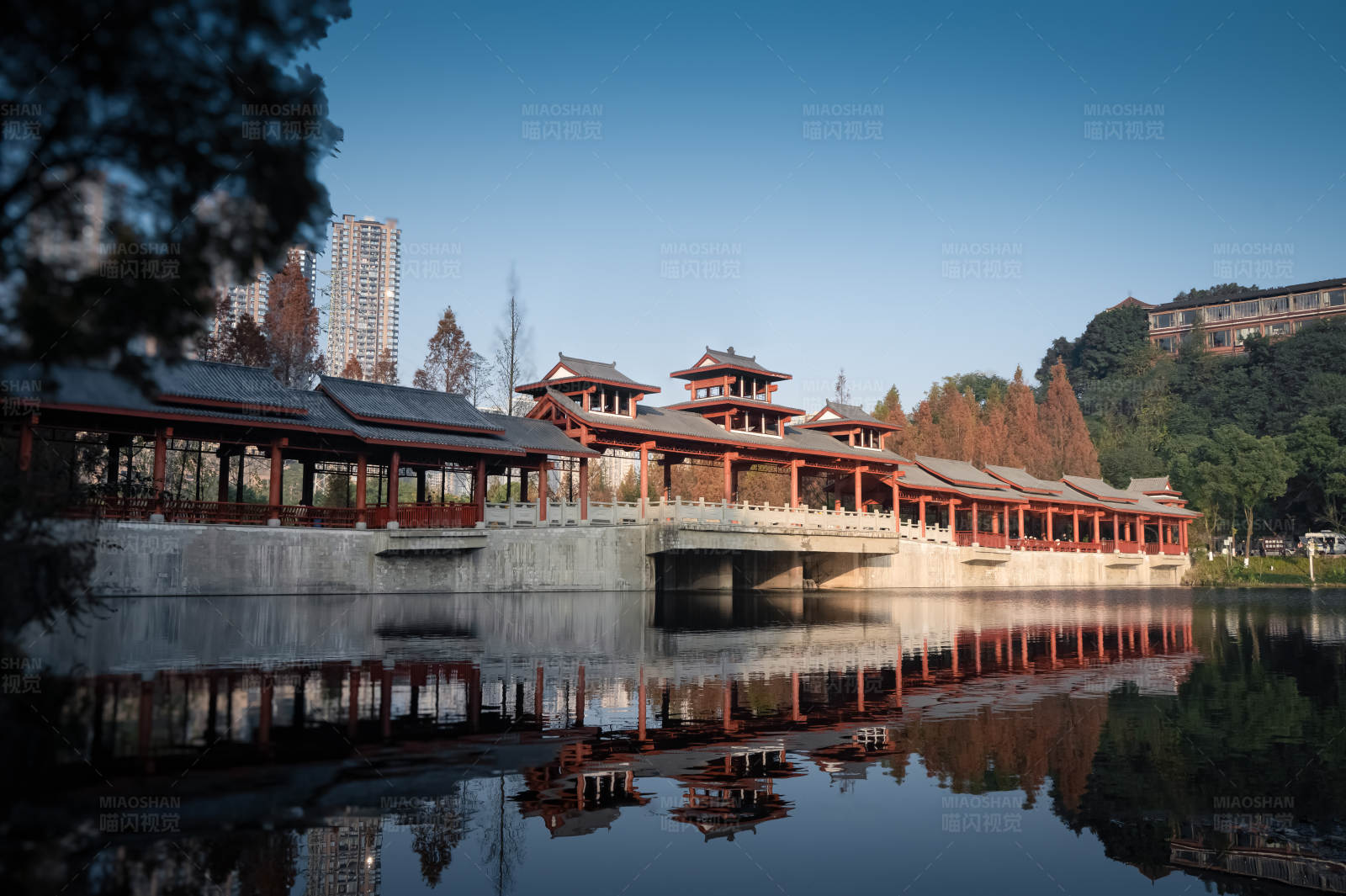 湖畔古建筑倒影