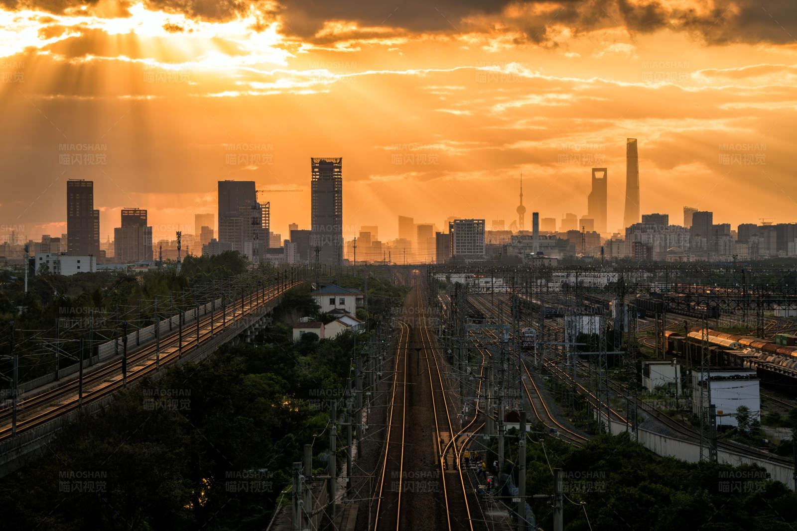 夕陽下的城市鐵路