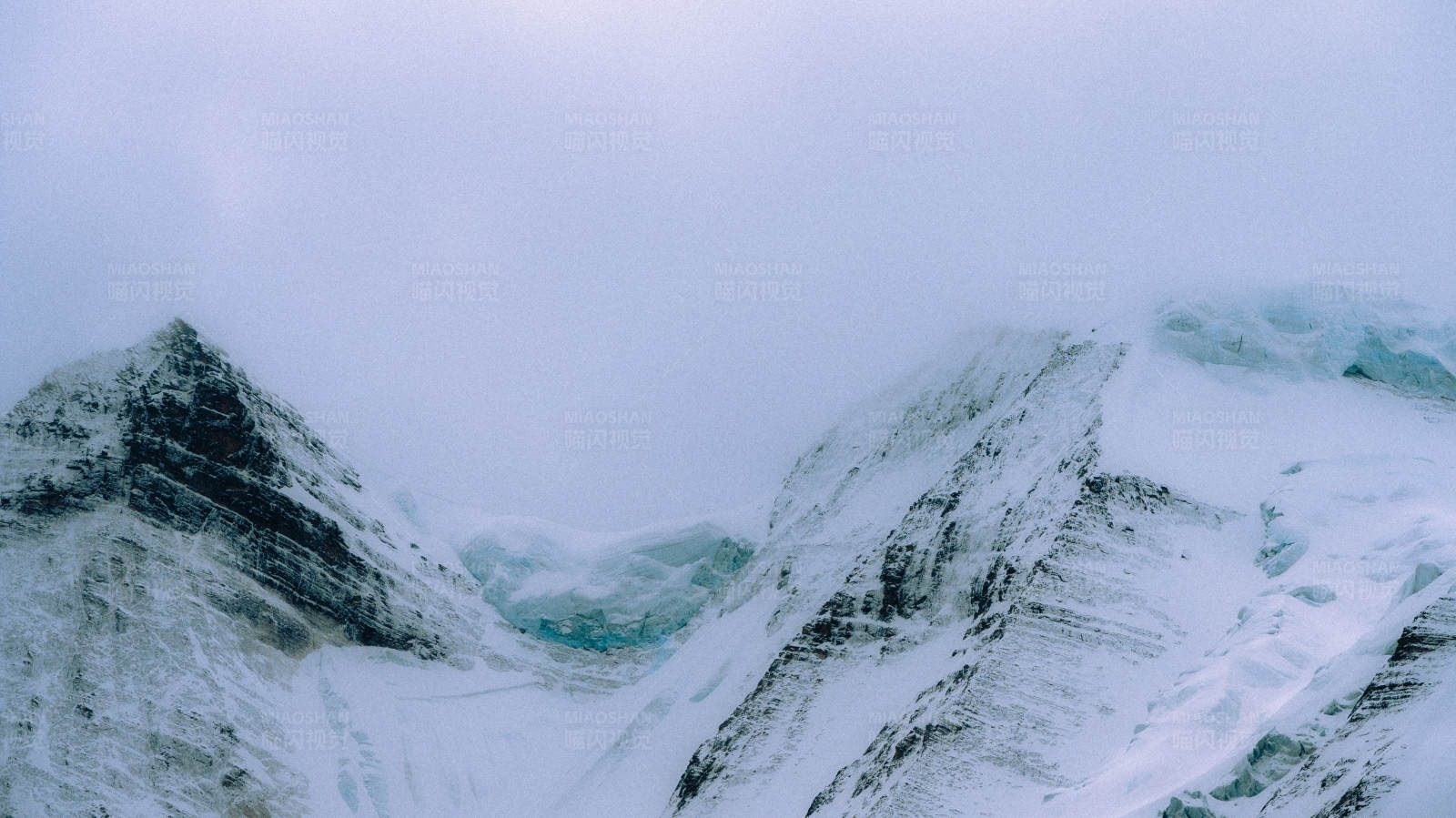 雪覆山巔 寒風凜冽