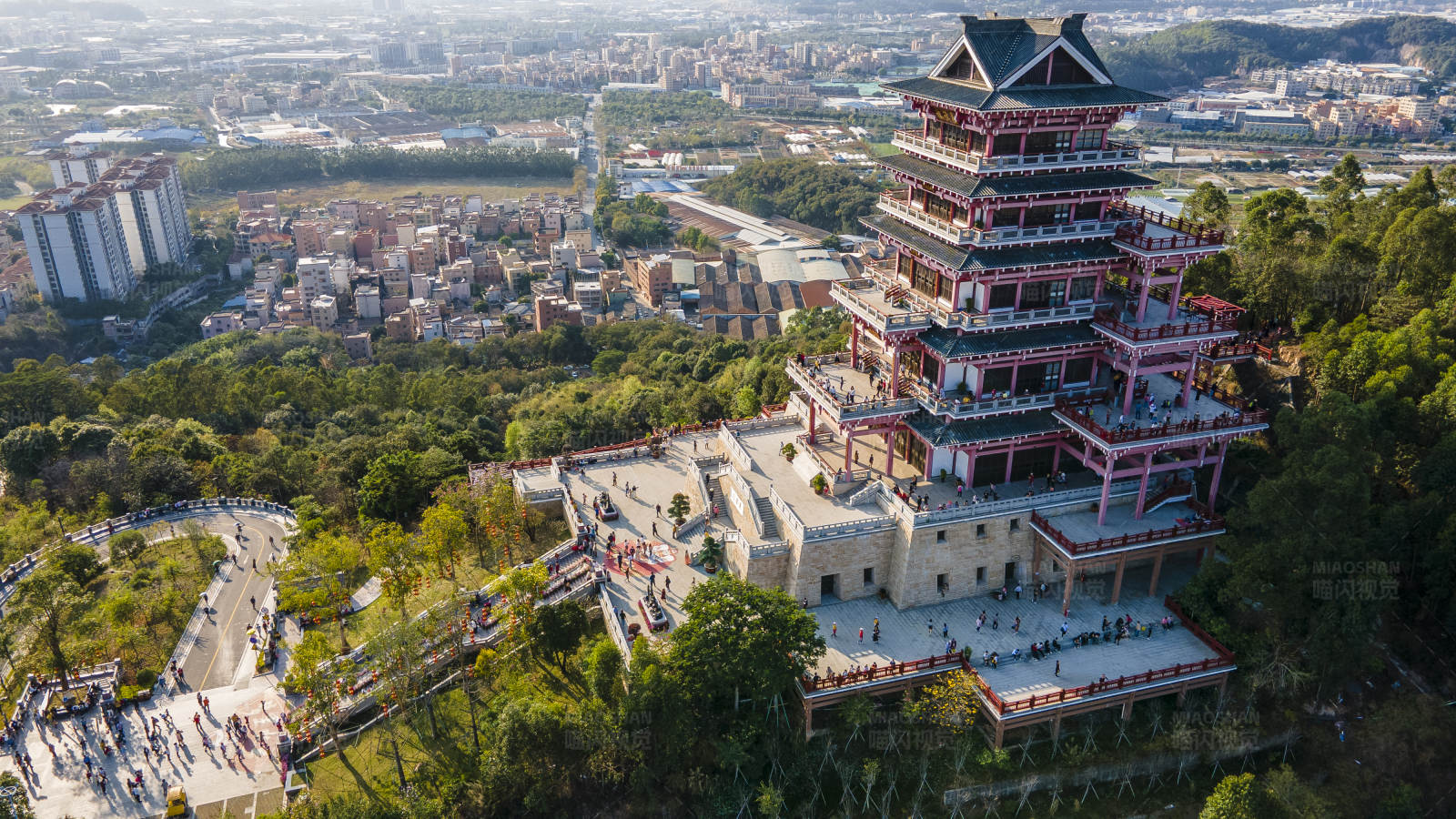 山巔古塔俯瞰城市