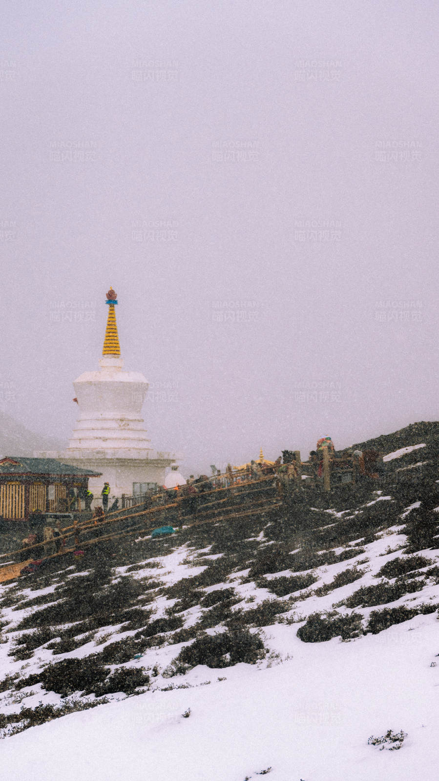 雪中佛塔