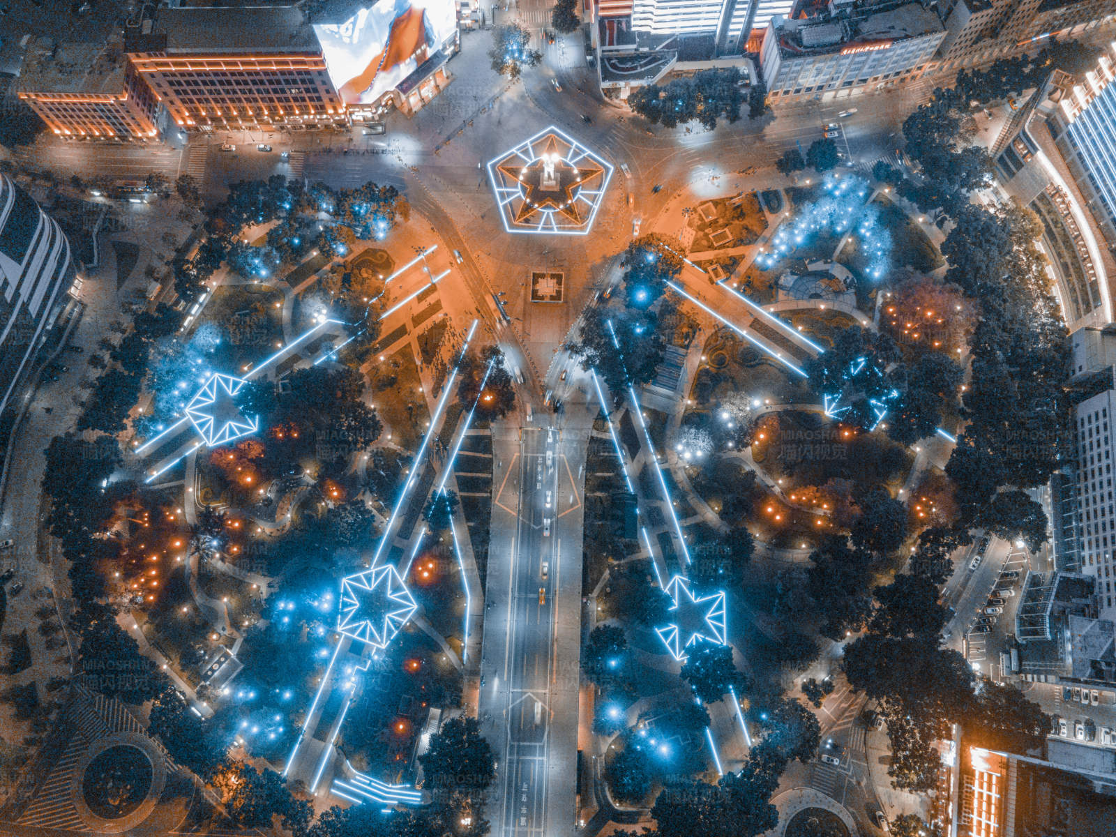 夜空下的城市燈光秀
