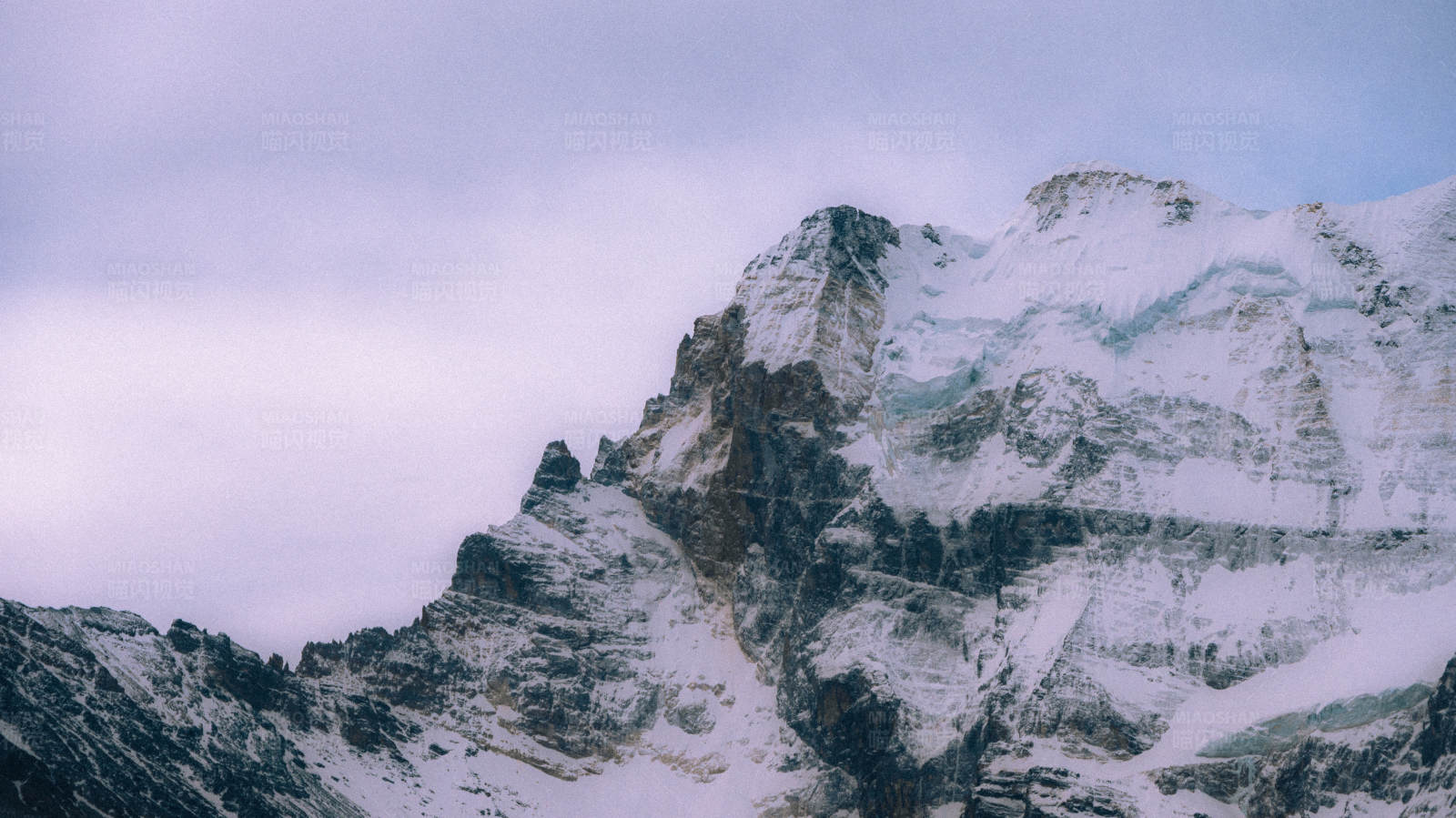 雪覆山巔 寒風凜冽