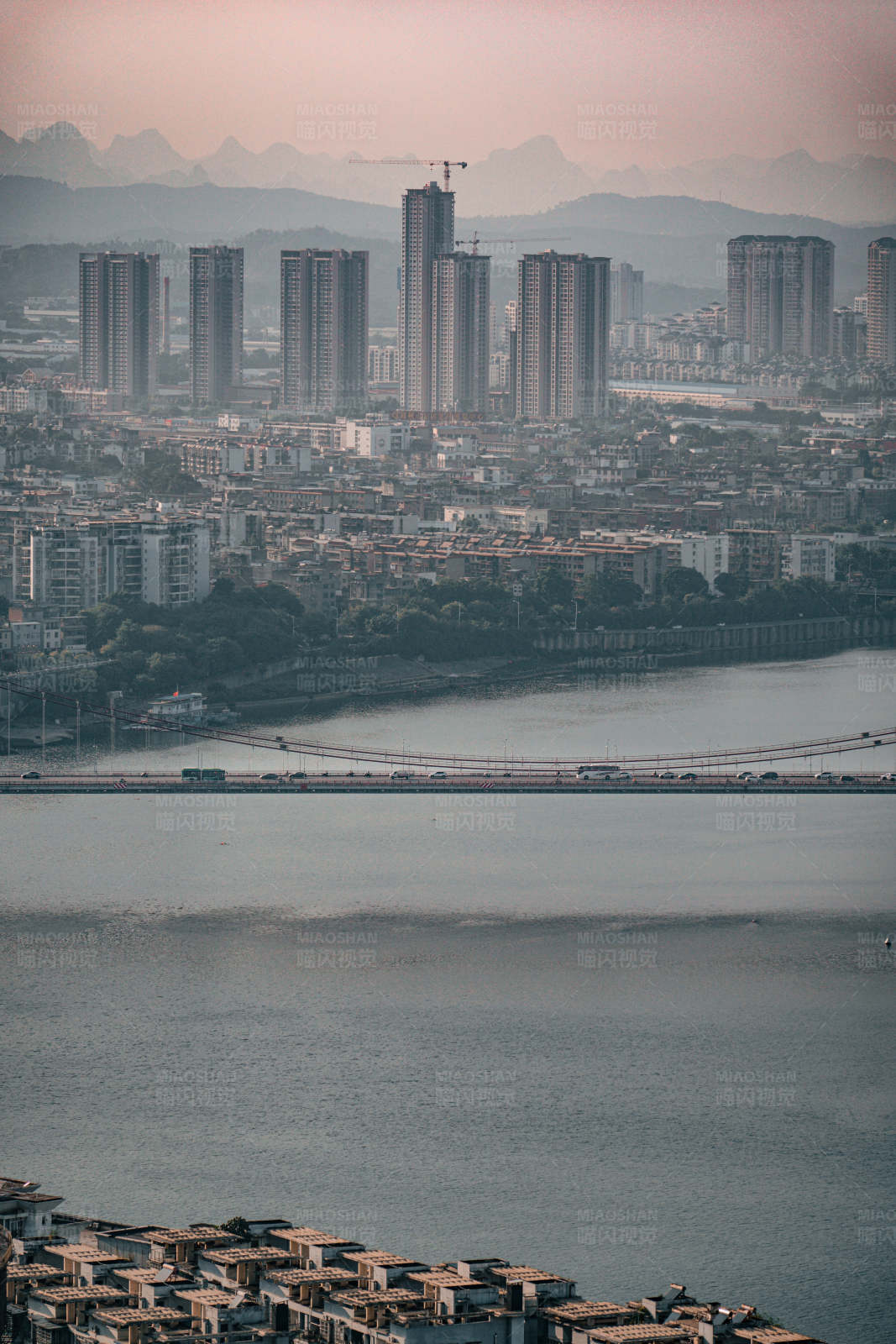 城市天際線與江景