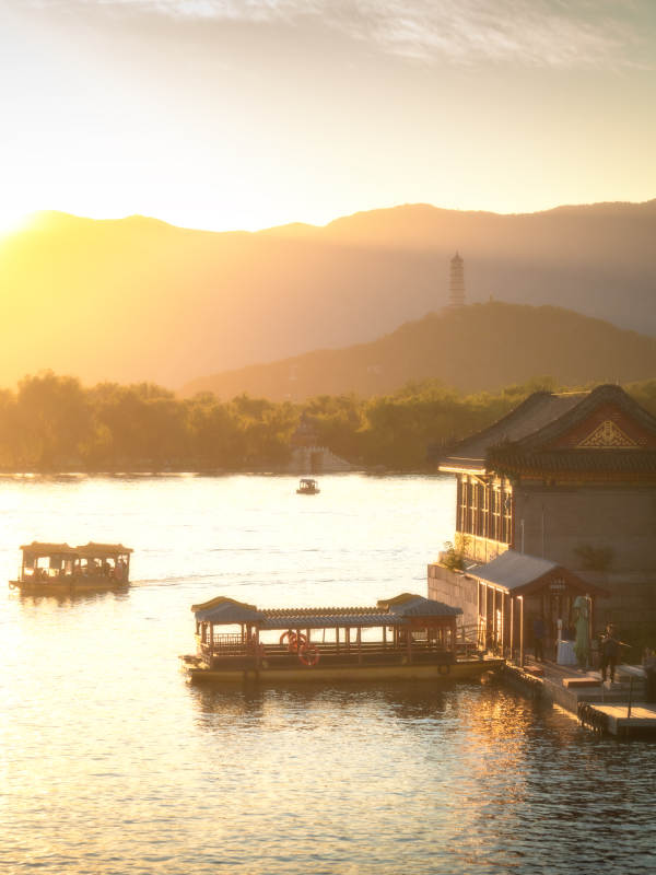 夕陽下頤和園的湖光山色