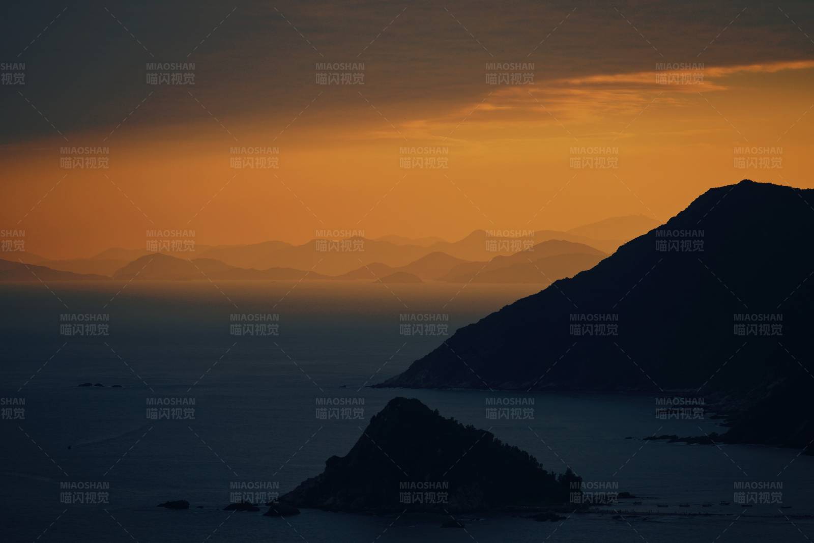 暮色中的海岸線