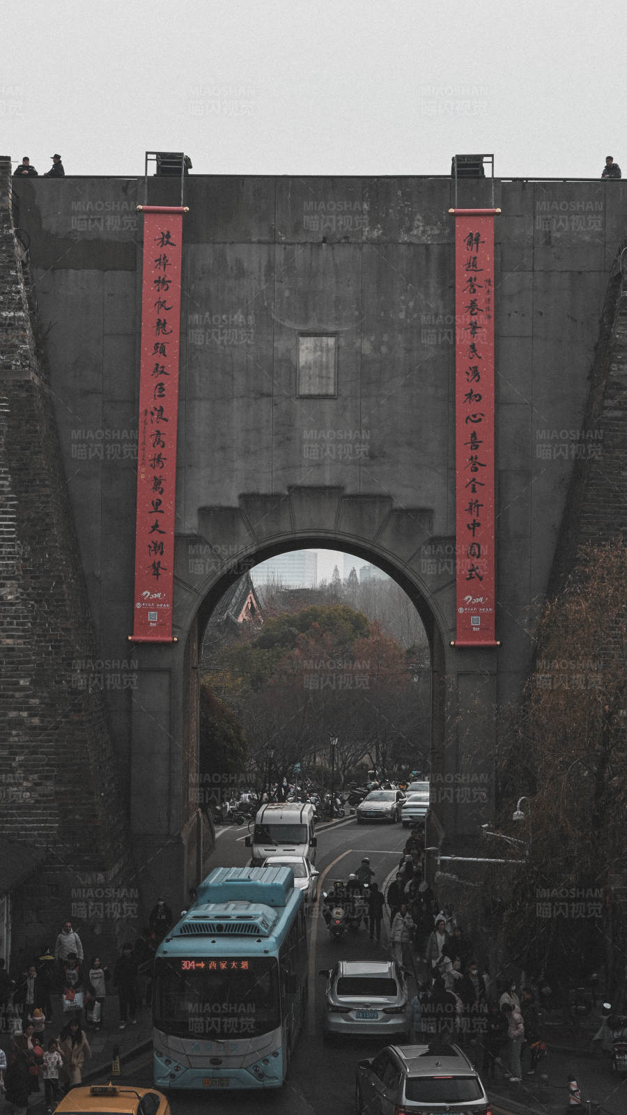古城門下的繁忙街道