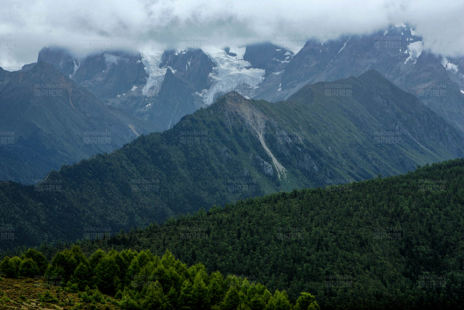 云霧繚繞的山峰