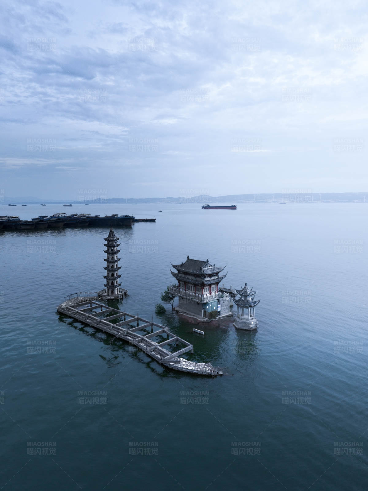 湖中古塔與亭閣