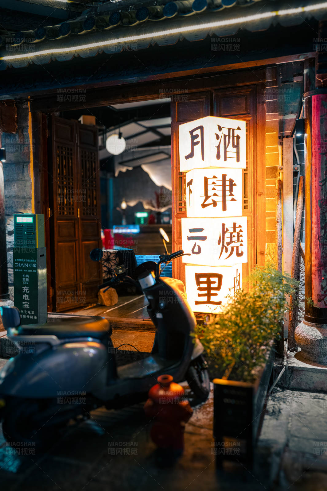 夜色中的古街酒肆